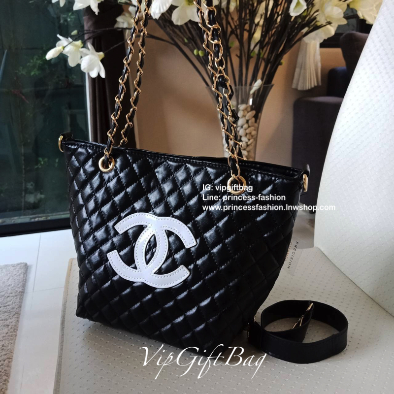Chanel Tote & Shopping Bag กระเป๋าสะพายทรง Shopping Bag พรีเมี่ยมกิ้ฟ Limited Edition ของแท้ 100% นำเข้าจาก Chanel Perfume Counter ใบใหญ่วัสดุหนัง PU ประดับโลโก้ CC สุดคลาสสิค ซับใน Polyester 100% เปิดปิดด้วยกระดุมแม่เหล็ก จุสุดๆ สามารถใส่เอกสารA4หนังสือ 