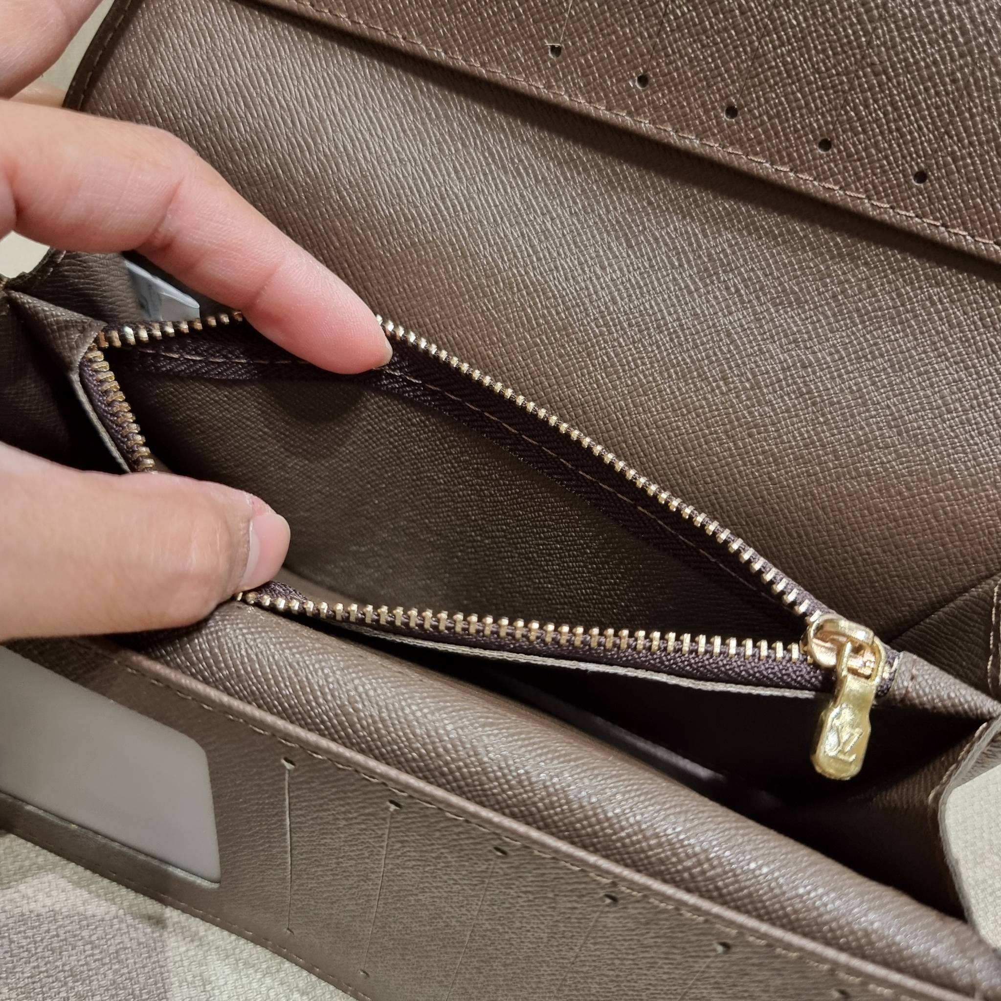 VIP 】ได้เวลาเปลี่ยนกระเป๋าสตางค์รับทรัพย์กันแล้ว!! LV vip wallet กระเป๋าสตางค์พรีเมี่ยมกิ๊ฟ เป็นไอเท็มหายาก ที่สาวๆต้องว้าว!! ใบยาวขนาดกำลังเหมาะมือ ถือแล้วขับผิวทุกสี วัสดุหนังแคนวาส ทนทาน เปิด-ปิดด้วยกระดุม ภายในมีช่องใส่บัตรเยอะมาก แบ่งสัดส่วนสวย ใส่ธน