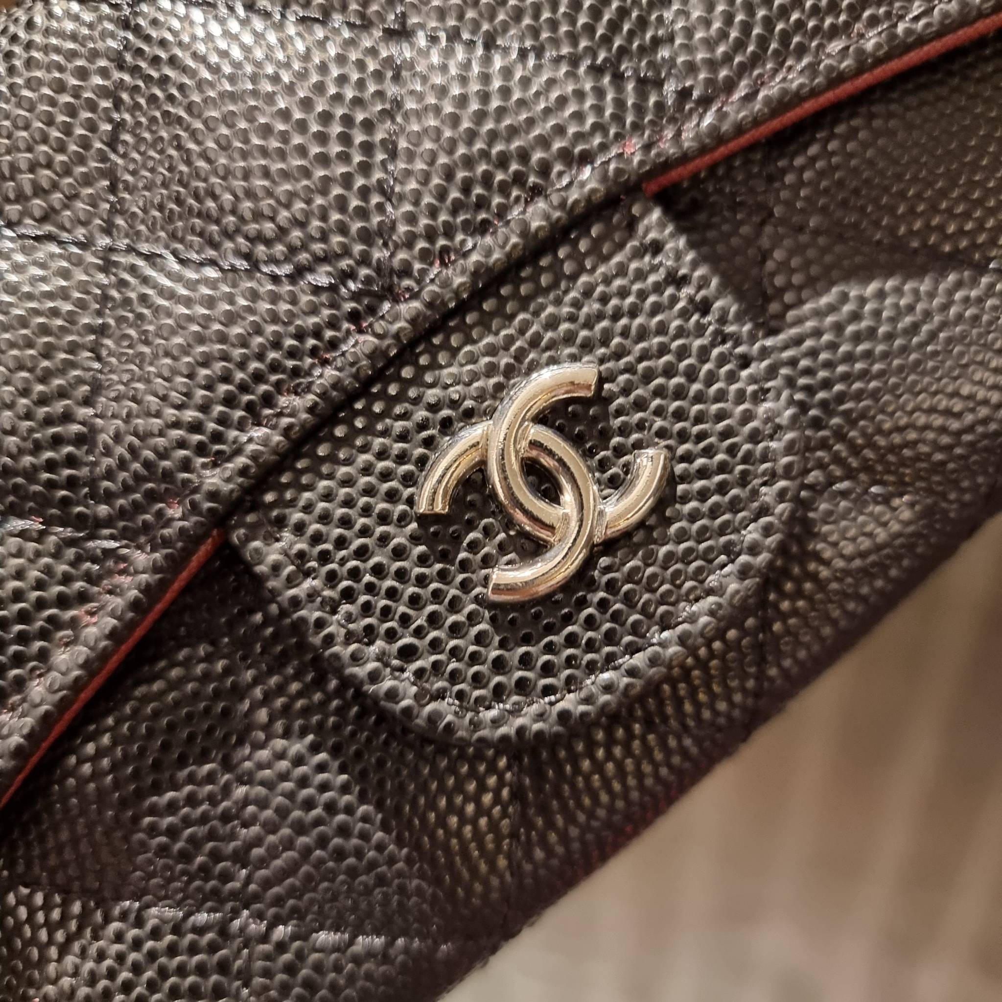 VIP 】กระเป๋าสตางค์ใบยาวรุ่นฝาพับที่ถามหากันมากที่สุด!! สวยรับทรัพย์จาก Chanel วัสดุหนังลายคาร์เวีย ลุคผู้ดีที่สุด เปิด-ปิดด้วยกระดุมแม่เหล็ก ภายในกระเป๋ามีช่องใส่บัตรได้เยอะ ใส่ธนบัตร ใส่เหรียญได้ มีช่องซิปแยกอีกหนึ่งช่อง ดีไซน์เรียบหรูดูคลาสสิค!! สาวๆห้า