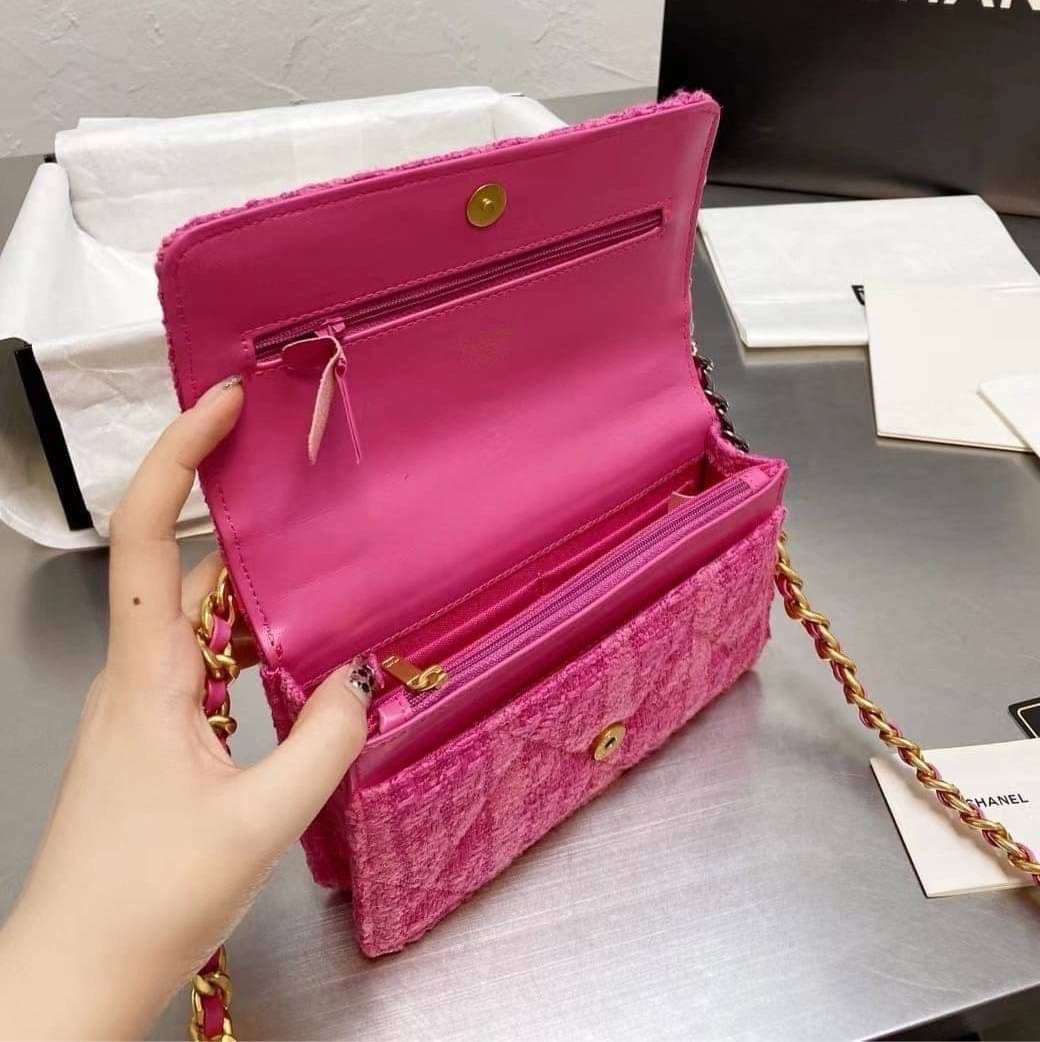 Chanel อเนกประสงค์ รุ่น Limited edition ลายวินเทจ พร้อมใบเล็ก หนังแท้ น้ำหนักเบา มีช่องใส่ของจุกจิก เปิดปิดด้วยฝาปิดกระดุม มีช่องใส่บัตร ช่องซิป ใส่กระเป๋าสตางค์ใบยาว ได้ค่ะ ตัวจริงสวยมากๆถูกใจรีบจองนะคะ ใส่มือถือได้ทุกรุ่น สายสะพายยาวคู่ สะพายได้สองแบบ ป