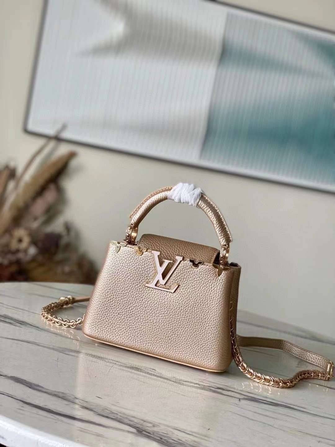 LV Capucines Mini Gold Luxury Bag 21cm เกรดท็อปออริจินอล มีความละเอียดของเนื้องานมากที่สุด ปราณีตตรงปกทุกใบ ใช้สลับของแท้ได้ ใช้งานต่างประเทศได้ เข้าออกผ่านทุก ตม. สุดยอดเดอะเบสท์ไอเท็ม สวยหรู ผู้ดี หรูหรา ดูแพงมาแต่ไกล