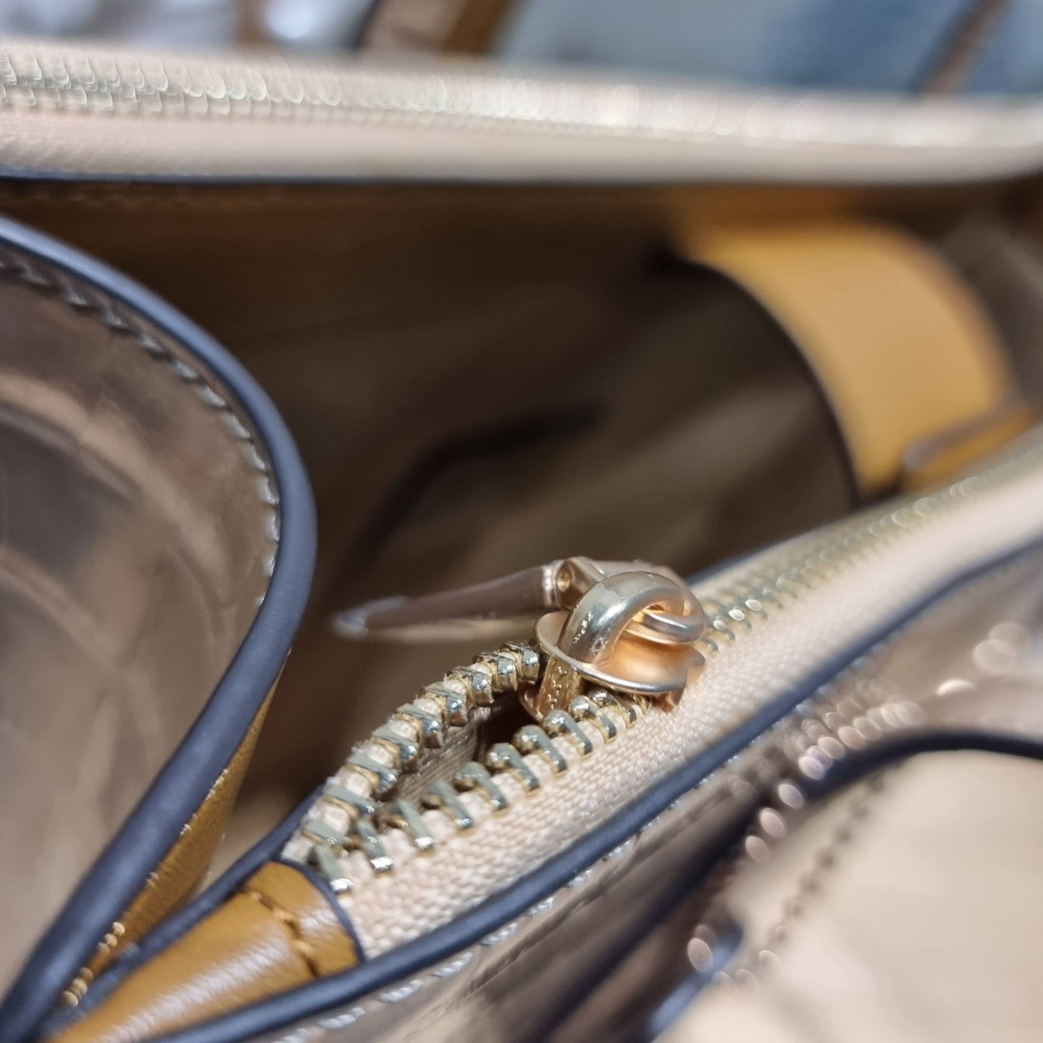 COACH NINA CARRYALL CL654 / COACH Nina Tote Bag พร้อมส่ง 2 สี กระเป๋าโท้ทสะพายไหล่ ใบใหญ่ คอลเลคชั่นใหม่ ตอบโจทย์คนที่ชอบใส่ของเยอะๆได้อย่างดี ดีไซน์รูปทรงคลาสสิค เรียบหรู