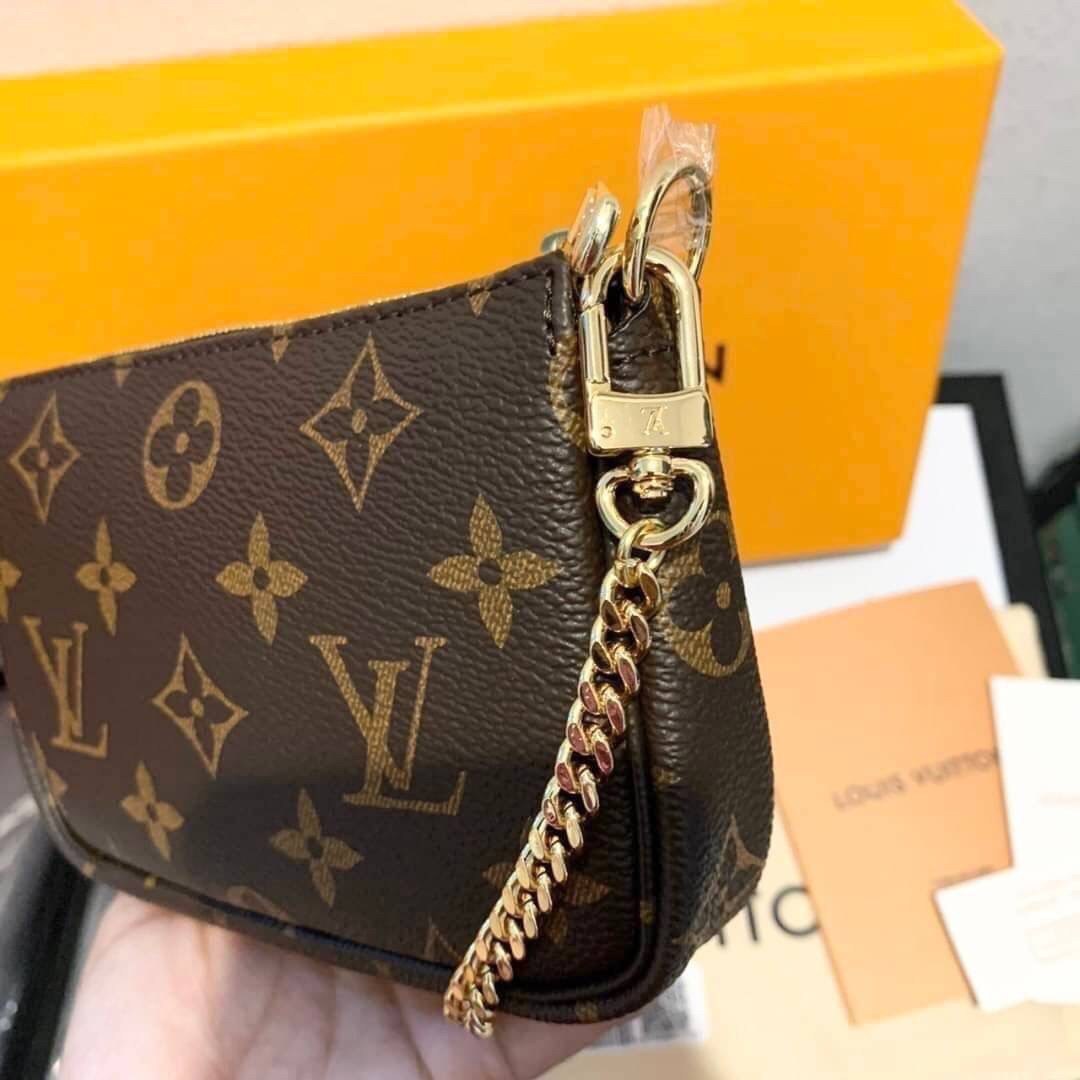 VIP GIFT 】LOUIS VUITTON MINI POCHETTE ACCESSOIRES BAG Based on Monogram Canvas, the Mini Pochette Accessoires is a stylish, stylish bag. A tight zip protects your belongings in a spacious compartment. At the same time, chains and hooks can be used for lar