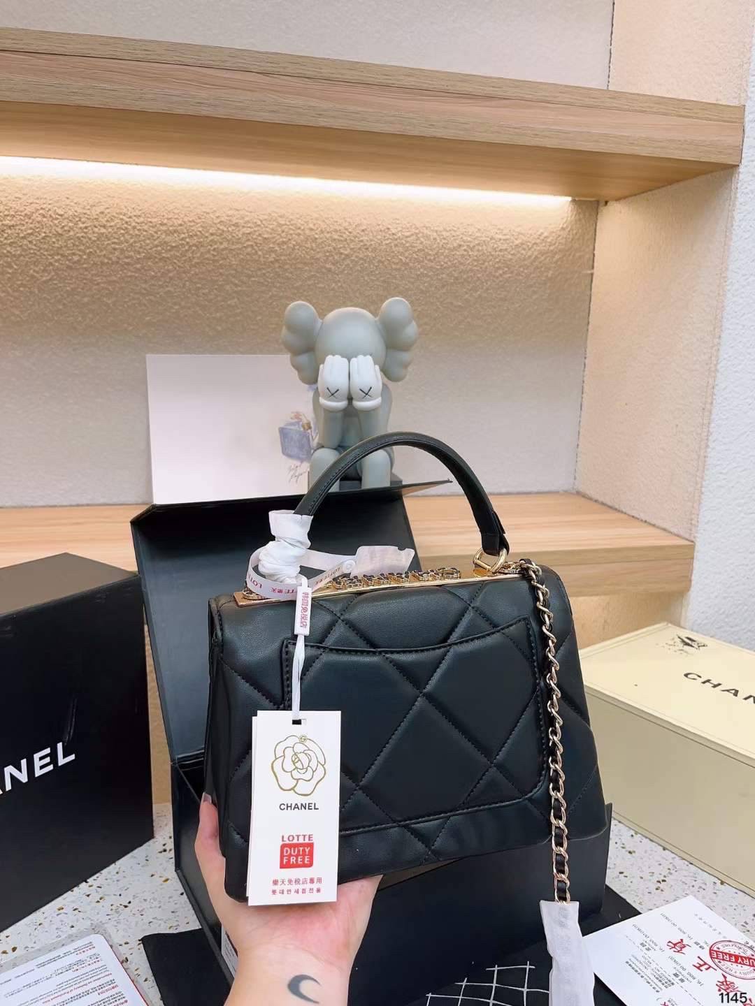 Chanel Trendy CC Handle Flap Bag 10" / Chanel Bag พร้อมส่ง กระเป๋าสะพายสุดคลาสสิคพร้อมมือจับในตัว งานหนังเรียบ อะไหล่ทองสวยมาก มาพร้อมกล่อง อปก ครบเซ็ท รอบนี้จัดราคาพิเศษสุดคุ้มค่ะ