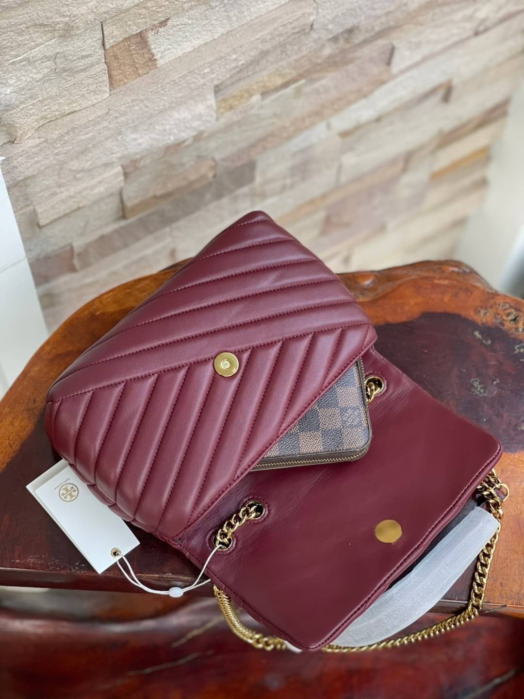 Small : Tory Burch Kira Chevron Small Convertible Shoulder Bag เป็นกระเป๋าที่ใช้ในการออกงานสำคัญหรือวันที่มีปาร์ตี้สังสรรค์ คุณควรเลือกใช้กระเป๋าที่มีดีไซน์สะดุดตา เพราะจะช่วยยกระดับและเพิ่มเสน่ห์ให้กับตัวคุณเองมากยิ่งขึ้น หากเป็นงานทางการ เช่น งานราตรีสุ