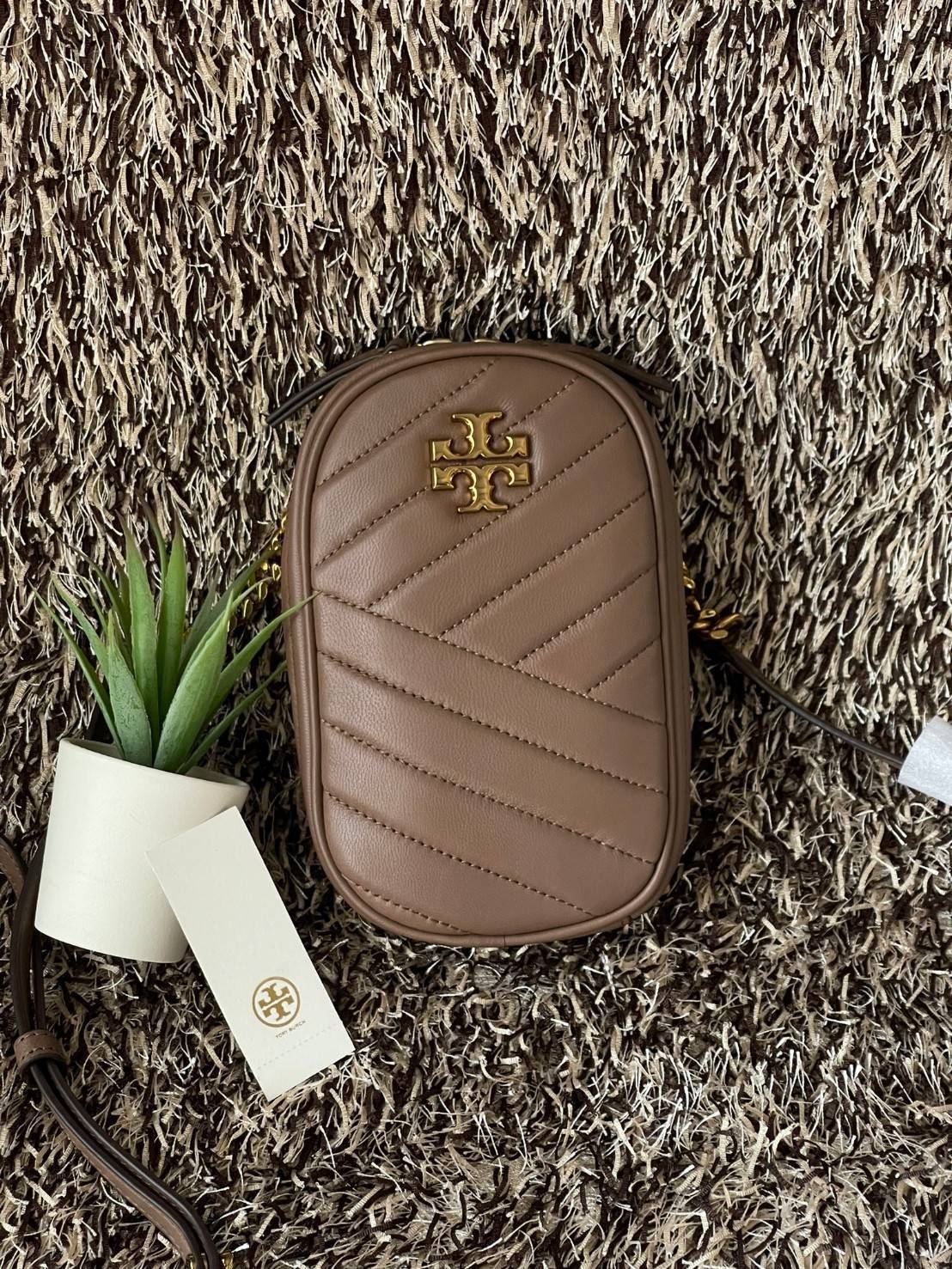 Tory burch kira chevron n/s crossbody bag กระเป๋าสำหรับใส่มือถือหรือของจุกจิกต่างๆ ได้กลายมาเป็นแฟชั่นสุดร้อนแรงแห่งปี คอลเลคชั่นนี้ออกมาเพื่อเอาใจสาวๆโดยเฉพาะ สีสันสุภาพเพื่อให้แมทช์กับสีสันของเสื้อผ้า ได้ง่าย ภายในยังสามารถแบ่งสันปันส่วนไว้สำหรับใส่บัตร