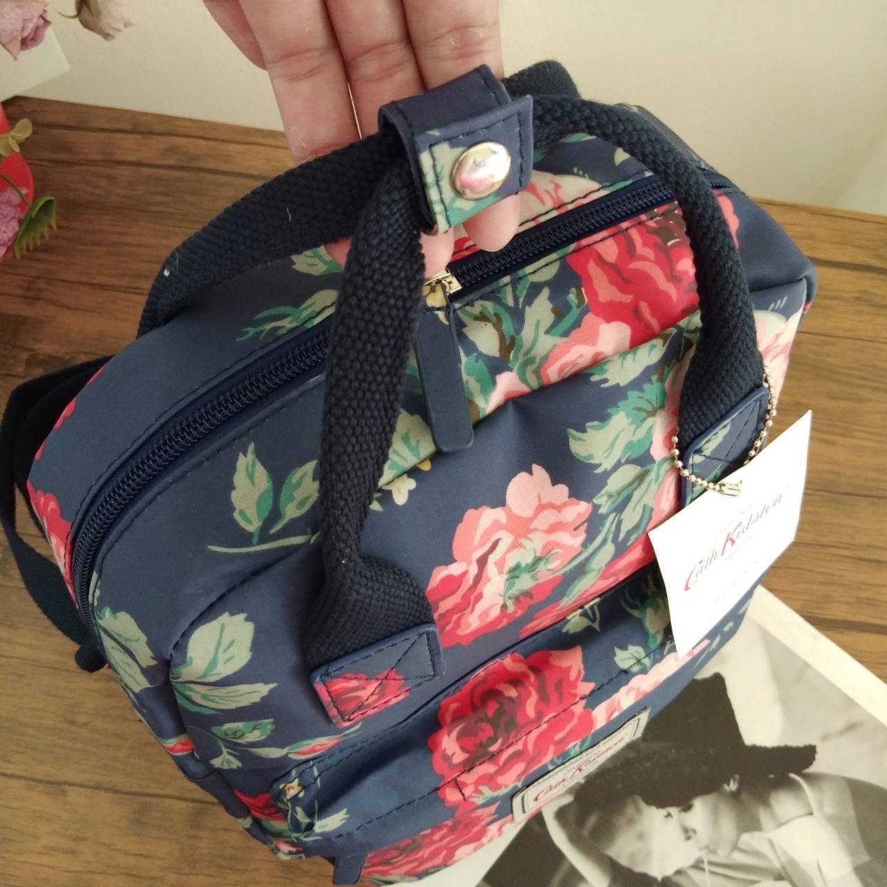 Cath Kidston Mini Backpack Bag กระเป๋าเป้รุ่นมินิ สไตล์วินเทจสุดฮิต วัสดุ Canvas เคลือบ เช็ดทำความสะอาดได้ ภายในมีช่องซิปเล็ก 1 ช่อง เปิด/ปิดกระเป๋าด้วยซิปรอบ ด้านหน้ามีช่องซิปอีก 1 ช่อง ไว้ใส่ของ สวยคุ้มมากค่ะรุ่นนี้
