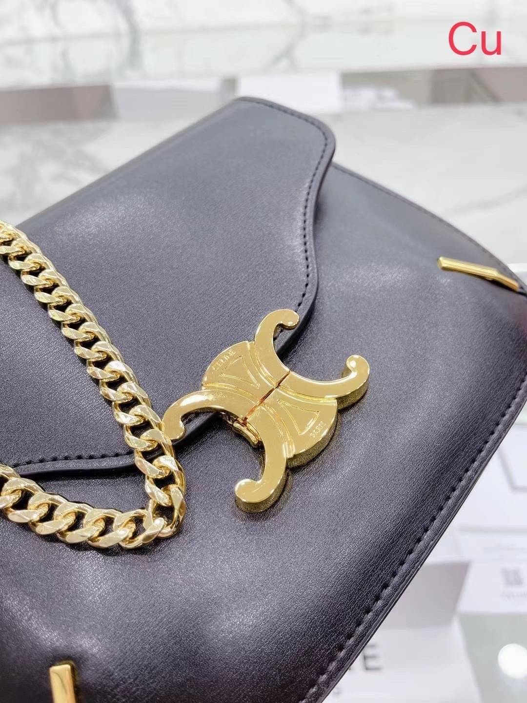 CELINE chain besace triomphe in shiny calfskin กระเป๋าสะพายสายโซ่ซีลีน รุ่นใหม่ล่าสุด อีกหนึ่งรุ่นในซีรีส์ Triomphe ที่ได้รับความนิยมอย่างมาก ด้วยรูปร่างทรงโค้งมนมีความคลาสสิกตามแบบฉบับแบรนด์