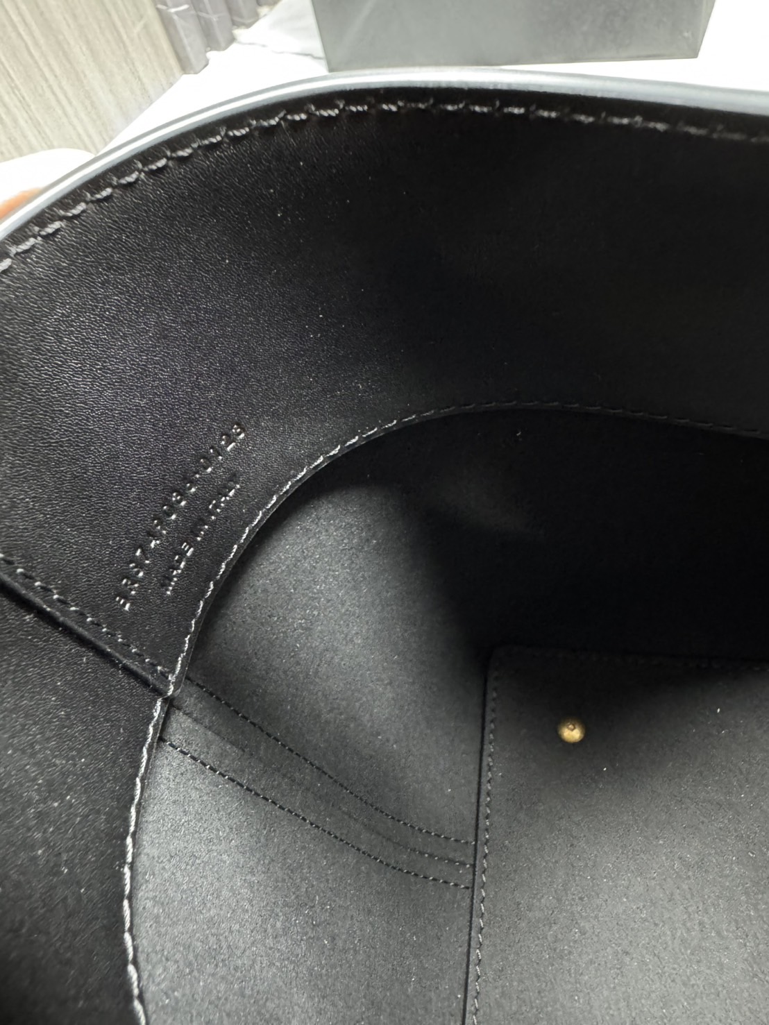 TOP ORI หนังแท้ | YSL Le 37 in shiny leather bag / YSL Bucket Bag กระเป๋าสะพายทรงทรงถัง โดดเด่นด้วยตัวปิดแบบตะขอ Cassandre พร้อมหูจับด้านบน และสายสะพายไหล่แบบปรับได้และถอดออกได้