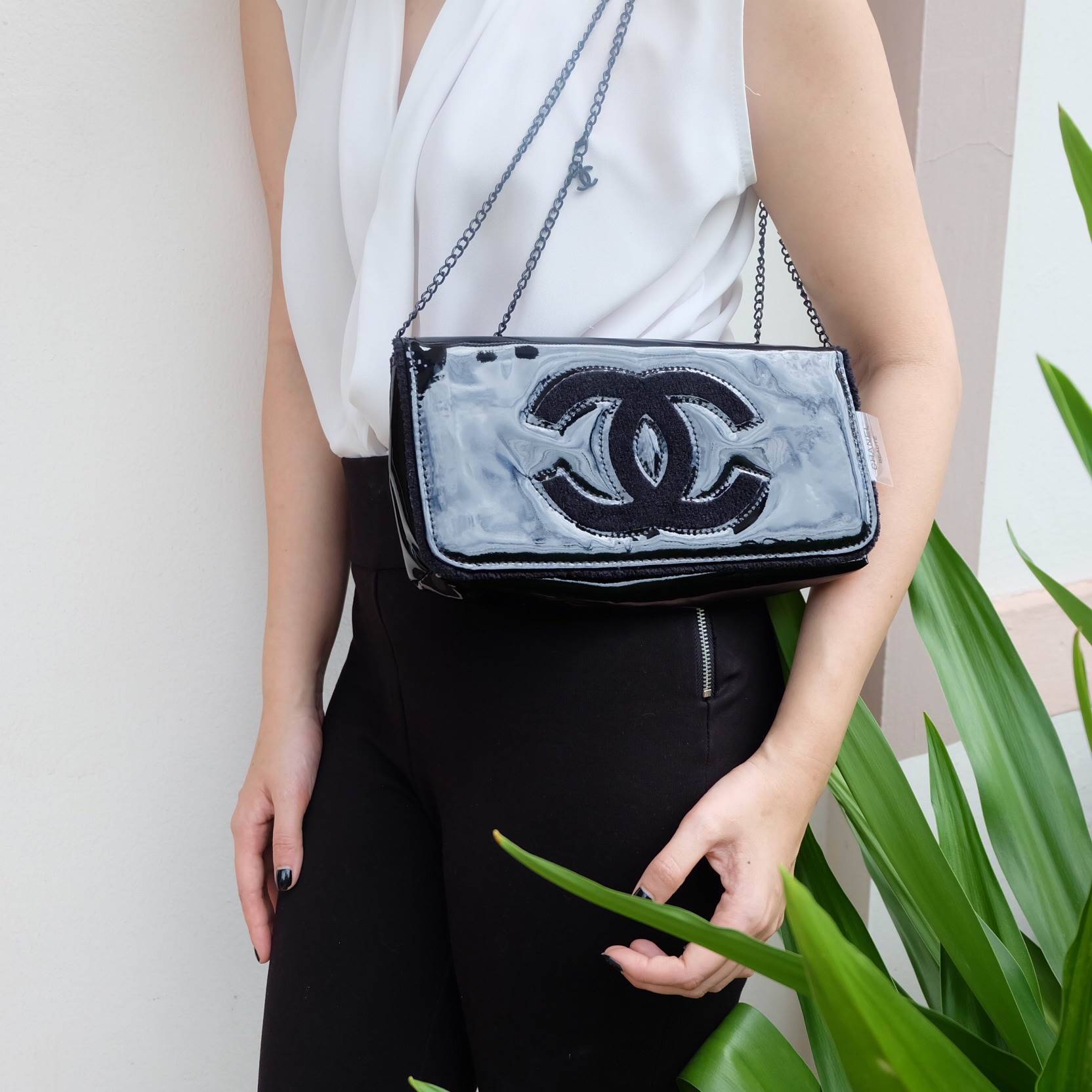 Best sellerแห่งปี! ต้องกดเลิฟให้ใบนี้เลย กระเป๋าclutch & shoulder bag งานพรีเมี่ยมกิ้ฟ จากเคาเตอร์ต่างประเทศ จากแบรนด์ Chanel เป็นกระเป๋าหนังแก้วเงา สวยหรู ตามแบบฉบับของแบรนด์เลย ตัวกระเป๋าขนาดกำลังดี ใส่มือถือได้ทุกรุ่น สามารถเก็บสายถือเป็นคลัชออกงานได้ค