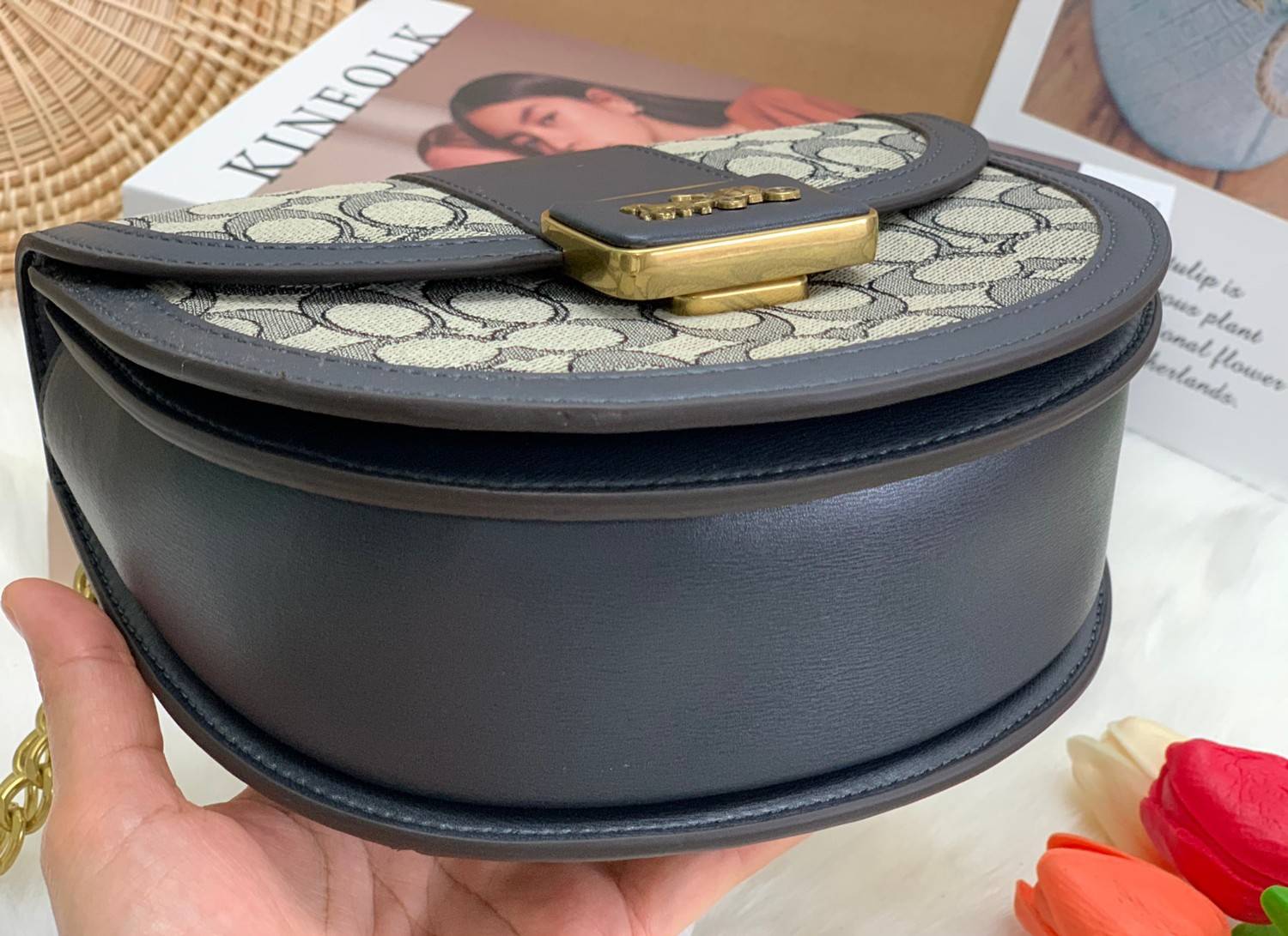 COACH ALIE SADDLE BAG IN SIGNATURE JACQUARD (C4694//C3464) New item!! กระเป๋าสะพายทรง saddle ดีไซน์วินเทจย้อนยุค แฝงความหรูในตัวด้วยอะไหล่สีทองเหลือง โดดเด่นไม่ซ้ำใครแน่นอน วัสดุผ้า jacquard สลับหนังแท้ ภายในเป็นช่องโล่ง มาพร้อมสายสะพายครอสบอดี้ ที่สามารถ