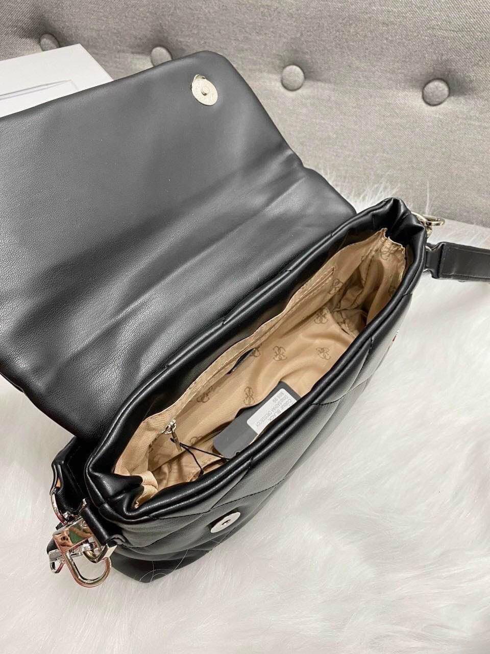 New Collection!! Guess woman’s Bag กระเป๋าสะพายรุ่นใหม่ล่าสุด รุ่นยอดนิยมสวยอยู่ทรง วัสดุหนังนิ่ม น้ำหนักเบา ด้านหน้าประดับด้วยโลโก้แบรนด์สวยโดดเด่น