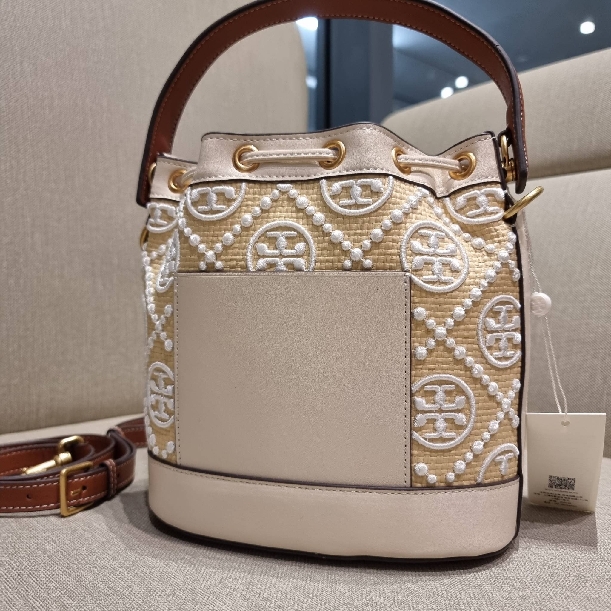 TORY BURCH T MONOGRAM STRAW BUCKET BAG ใหม่ก่อนใคร พร้อมเสิร์ฟความสวยให้ถึงบ้านแล้วน้า กระเป๋าบัคเก็ตทรงยอดนิยม ดีไซน์ใหม่ล่าสุด ยูนีคไม่เหมือนใคร ลายสานเต็มใบ พร้อมปักโลโก้เอกลักษณ์ โดดเด่น งานฝีมือมากๆ สลับส่วนของหนังที่ขอบและก้นกระเป๋า ภายในเป็นช่องโล่