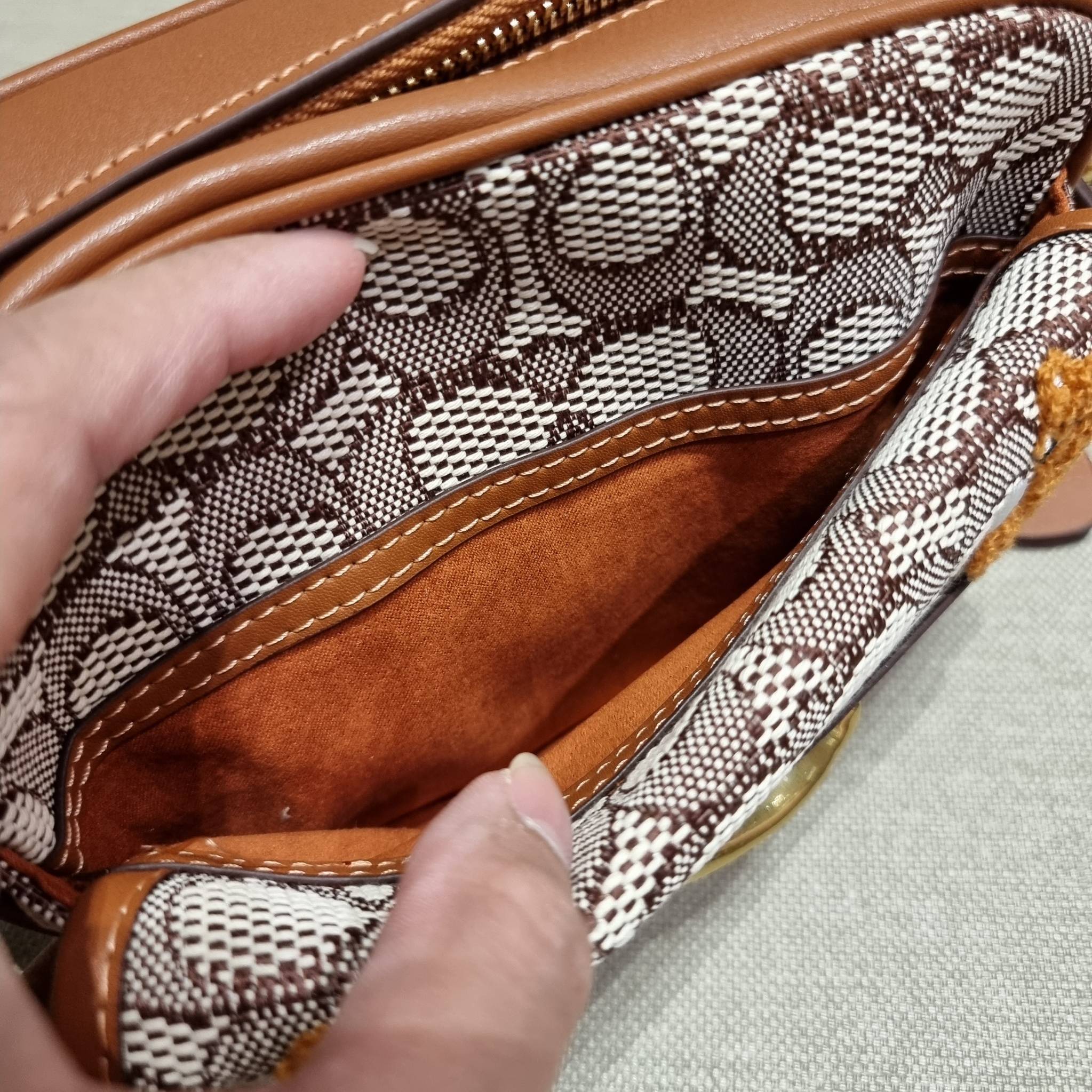 COACH C7764 STUDIO CAMERA BAG 19 IN SIGNATURE TEXTILE JACQUARD WITH CREATURES น้องเล็กใหม่สุดอีกหนึ่ง!! ขนาดเล็กกะทัดรัด มาแบบเลิศๆหรูๆมากแม่ พร้อมเทกเจอร์สุดคิ้วท์!! กระเป๋าสะพายข้างลุคไฮน์ ที่ดีไซน์ออกมาได้ปัง และดูแพงมากๆ ด้วยดีเทลคลาสสิคผสานความเป็นเอ