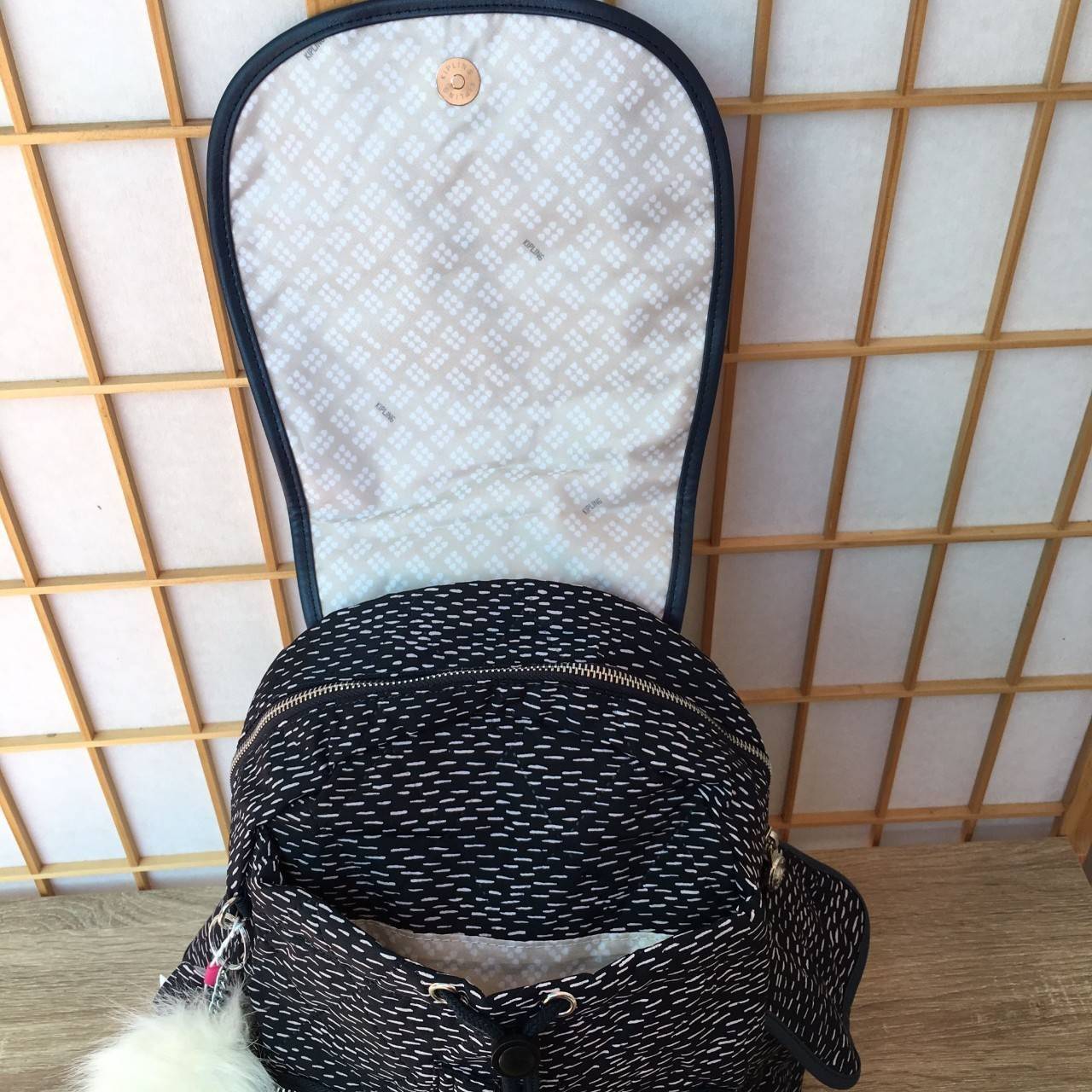 Kipling City Pack S K18014 Kipling มาพร้อมดีไซน์ทันสมัย สนุกสนาน ใช้งานได้อย่างคล่องตัว ด้วยสีและลายสุดคลาสสิก โดดเด่นด้วยพื้นที่ภายในและช่องต่างๆ ที่ให้คุณจัดเก็บของสำคัญได้ครบถ้วน