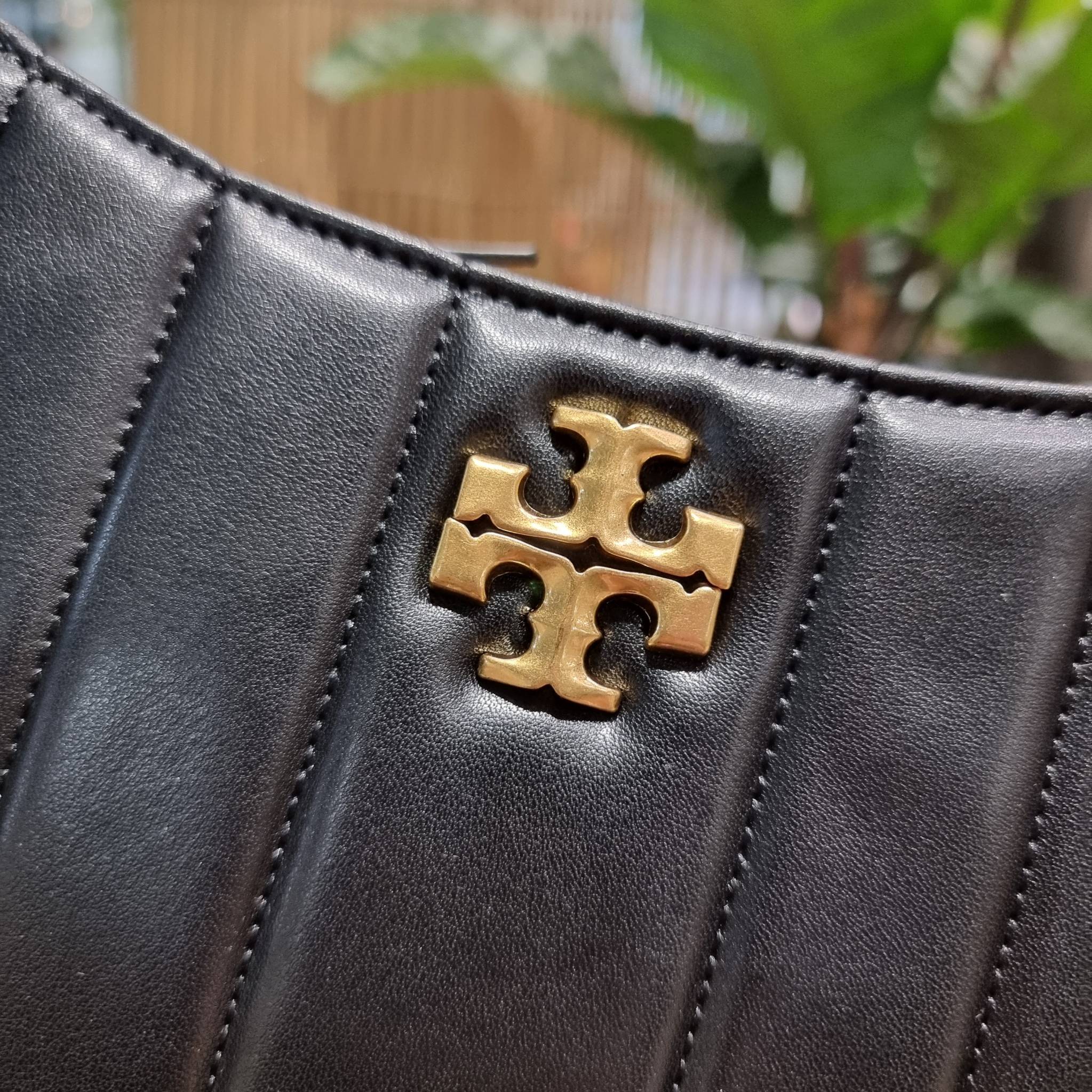 TORY BURCH KIRA MINI BAG กระเป๋าสะพายทรงพอช ง่ายต่อชีวิต!! ดีไซน์บุนวม เส้นคมสวยหรู วัสดุหนังแกะ สัมผัสดีงาม นิ่มมือ เปิด-ปิดด้วยซิป ภายในเป็นช่องโล่ง มีช่องใส่บัตร ใส่ของสำคัญได้ครบถ้วน มาพร้อมสายคล้องไหล่ในตัว และสายสะพายครอส ปรับได้ตามสะดวก ใบจริงสวยคม