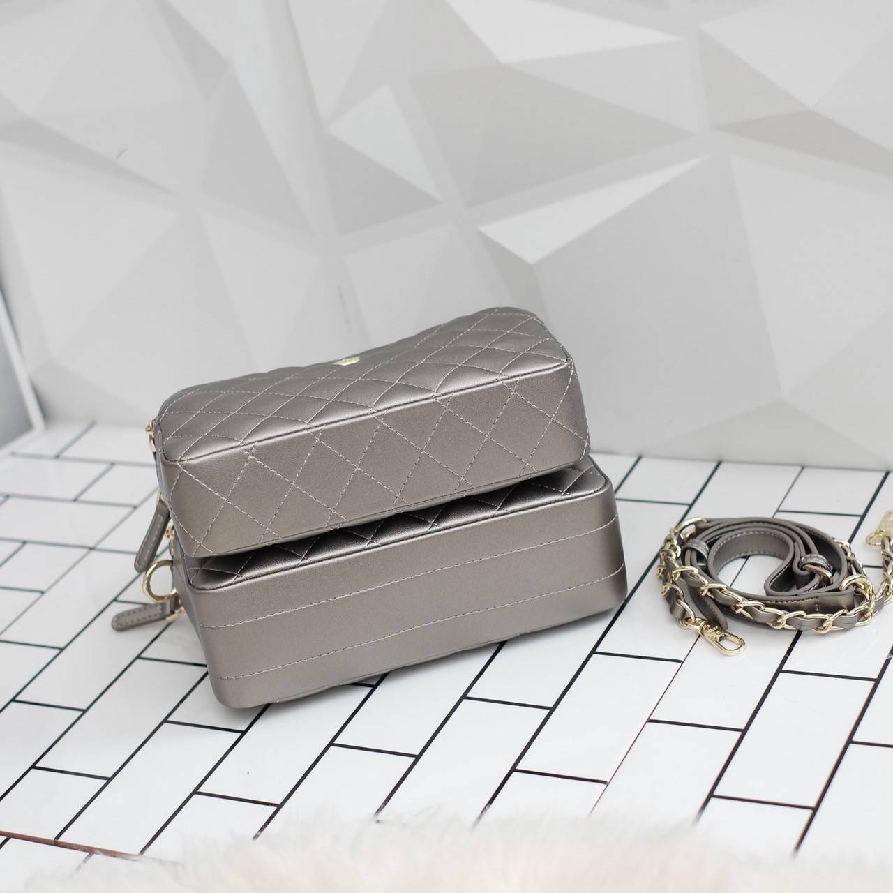 💥รุ่นขายดี มาเพิ่มแล้วค่า KEEP Carla รุ่นขายดีที่สุด ทรงน่ารักที่สุด รอบนี้หนังลายเรียบตัวใหม่ Microfiber สวย ทน กว่าเดิม 👍ตีตารางขึ้น ฟู นิ่ม สวย ดูแพง สะพายได้ทุกวัน เข้ากับชุดง่ายมาก Must have item !! ❤️#กระเป๋าที่มีสีเดียวไม่เคย