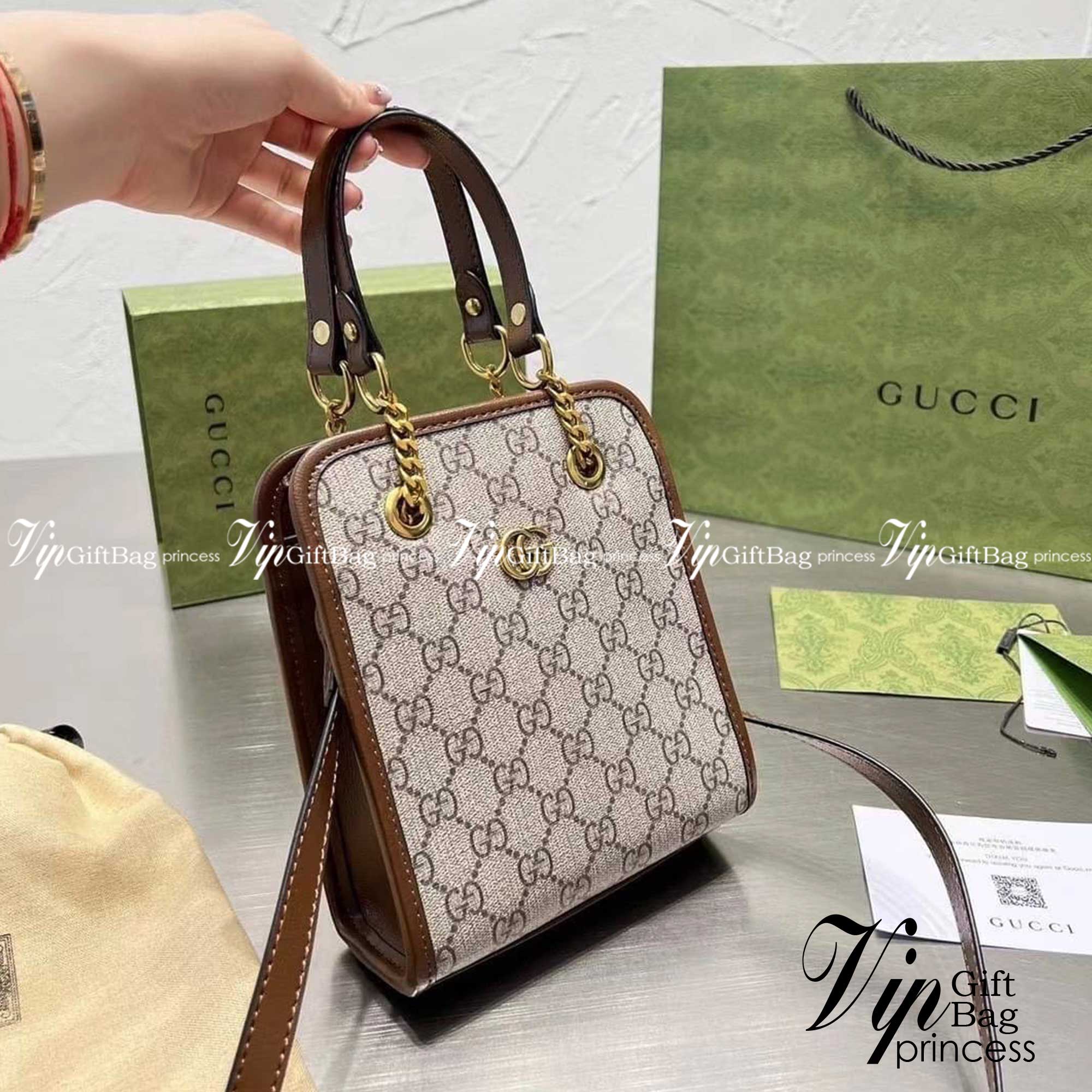 Gucci GG Marmont Matelasse Mini Bag / Gucci mini tote with chain bag กระเป๋าทรงโท้ทมินิ พร้อมสายสะพายโซ่ รองบ่าเป็นหนัง ถือได้ สะพายได้พร้อมสายยาวหนัง ภายในโล่งกว้าง จุของได้เยอะ ภาพถ่ายจากงานขายจริง ใช้งานต่างประเทศได้