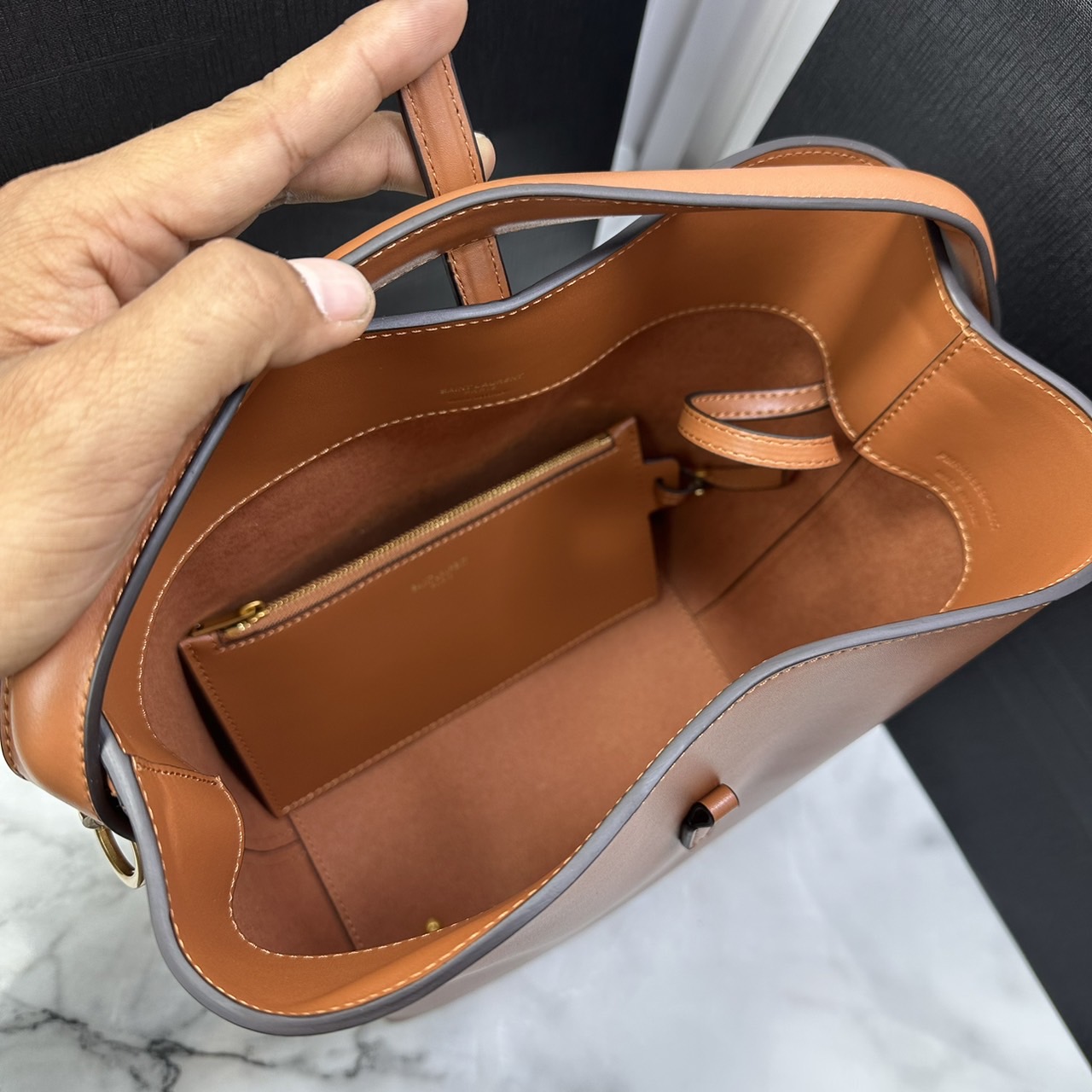 Medium 8" YSL Le 37 in shiny leather Hobo Bag / YSL Bucket Bag / YSL Tote Bag กระเป๋าสะพายทรงโฮโบโท้ท งานหนังสวยเต็มใบ อะไหล่ทองสวยคลาสสิก ราคาแสนดีแนะนำของมันต้องมีจริงๆ