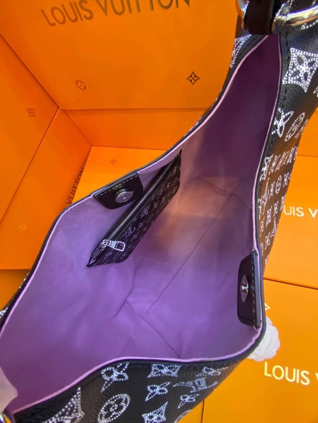 LV Mahina Carmel Bobo Bag ใหม่ล่าสุดก่อนใคร สวยได้ไม่ต้องรอ กับคอลใหม่ลุคลูกคุณ ตอบโจทย์ได้ทุกลุค ทุกไลฟ์สไตล์ ใช้งานได้ง่ายคล่องตัว กับกระเป๋าสะพายข้าง ภายในเป็นช่องโล่ง สะพายไปเที่ยว ทำงาน ออกเดท โอกาสไหนๆก็พร้อมออกงานไปเลยจ้า