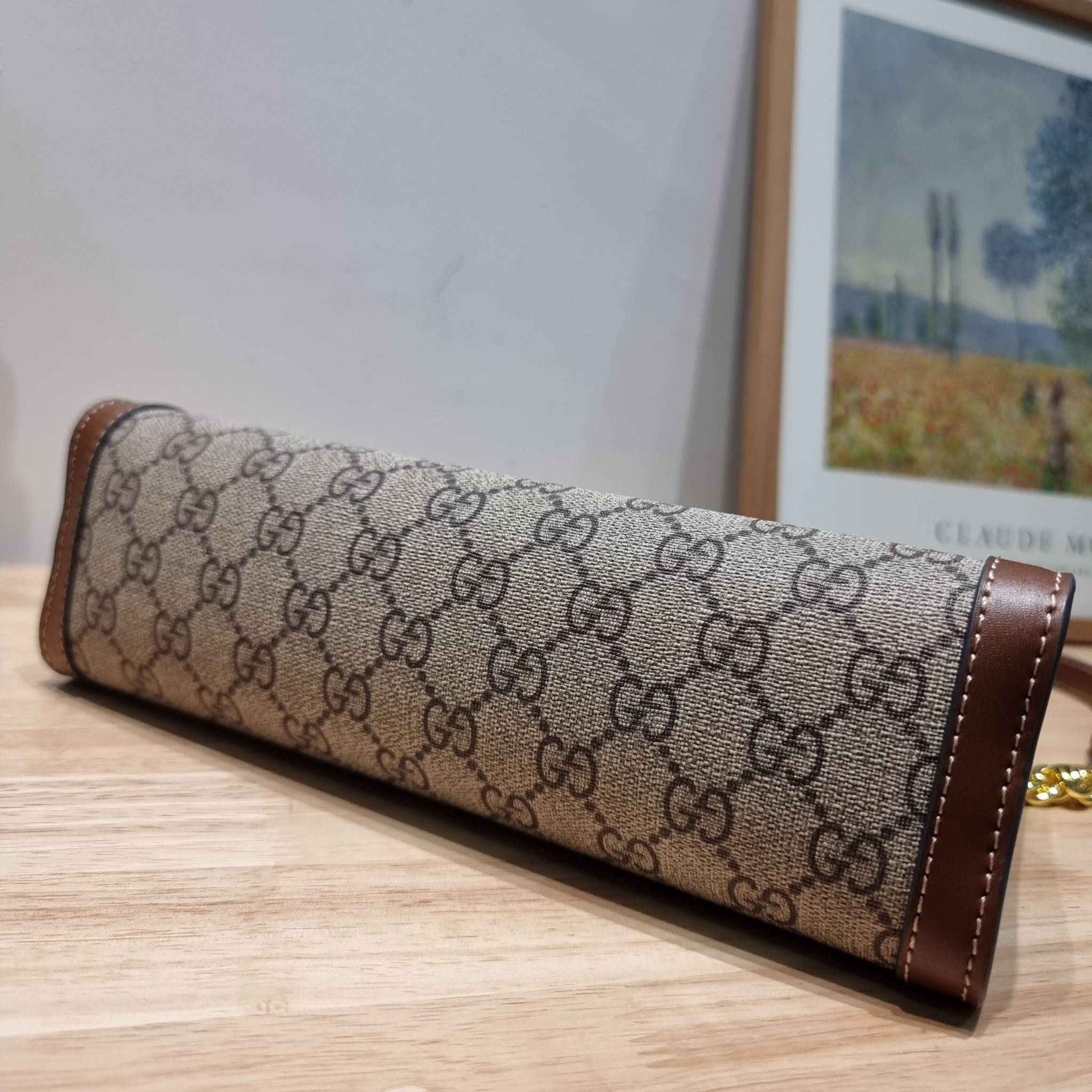 GUCCI padlock shoulder bag กระเป๋าสะพายไหล่ สวยผู้ดี ทรงดี ใช้งานง่าย วัสดุหนังแคนวาส ปากกระเป๋ามีแถบหนังคาดและอะไหล่กดล็อค โดดเด่นและเพิ่มความหรู