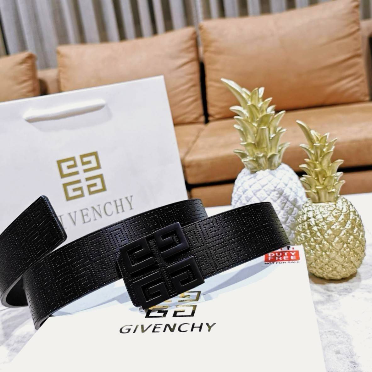 Givenchy Logo Leather Belt VIP Gift With Purchase (GWP) พรีเมี่ยมกิ๊ฟ Limited Edition จาก GIVENCHY PARFUME DUTYFREE วัสดุ Calfskin สีดำปั๊มลายแบรนด์สวยหรูดูดี หัวเข็มขัดโลโก้แบรนด์ 3D สายปรับระดับได้ ดีไซน์คลาสสิคเข้ากับทุกลุ๊คไม่มีเอ้าท์ ใช้ได้ทั้งชายและ