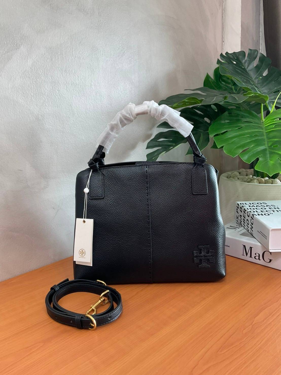 TORY BURCH Mcgraw Satchel Tote Bag (Size L) กระเป๋าถือ/สะพาย Crossbody วัสดุหนังลูกวัวแท้ 100% ด้านหน้าประดับโลโก้หนัง ตัดเป็นรูปตัว T สัญลักษณ์แบรนด์ ตัวกระเป๋าเดินด้ายเล่นลายเพิ่มลูกเล่น เพื่อความเก๋!!