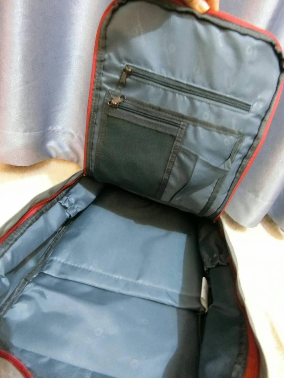 MACAROON CLASSIC BACKPACK กระเป๋าเป้สุดฮิต โดดเด่นด้วยสีสันสดใสโทนพาสเทล วัสดุ Nylon เกาหลีคุณสมบัติพิเศษ กันน้ำได้ในระดับนึง ด้านหน้า มีช่องเก็บของ เปิดปิดด้วยซิปบน ด้านข้างมีช่องเก็บของ ด้านใน มีช่องจัดระเบียบกระเป๋า แบ่งใส่ของได้เป็นสัดส่วน ใส่หนังสือ 