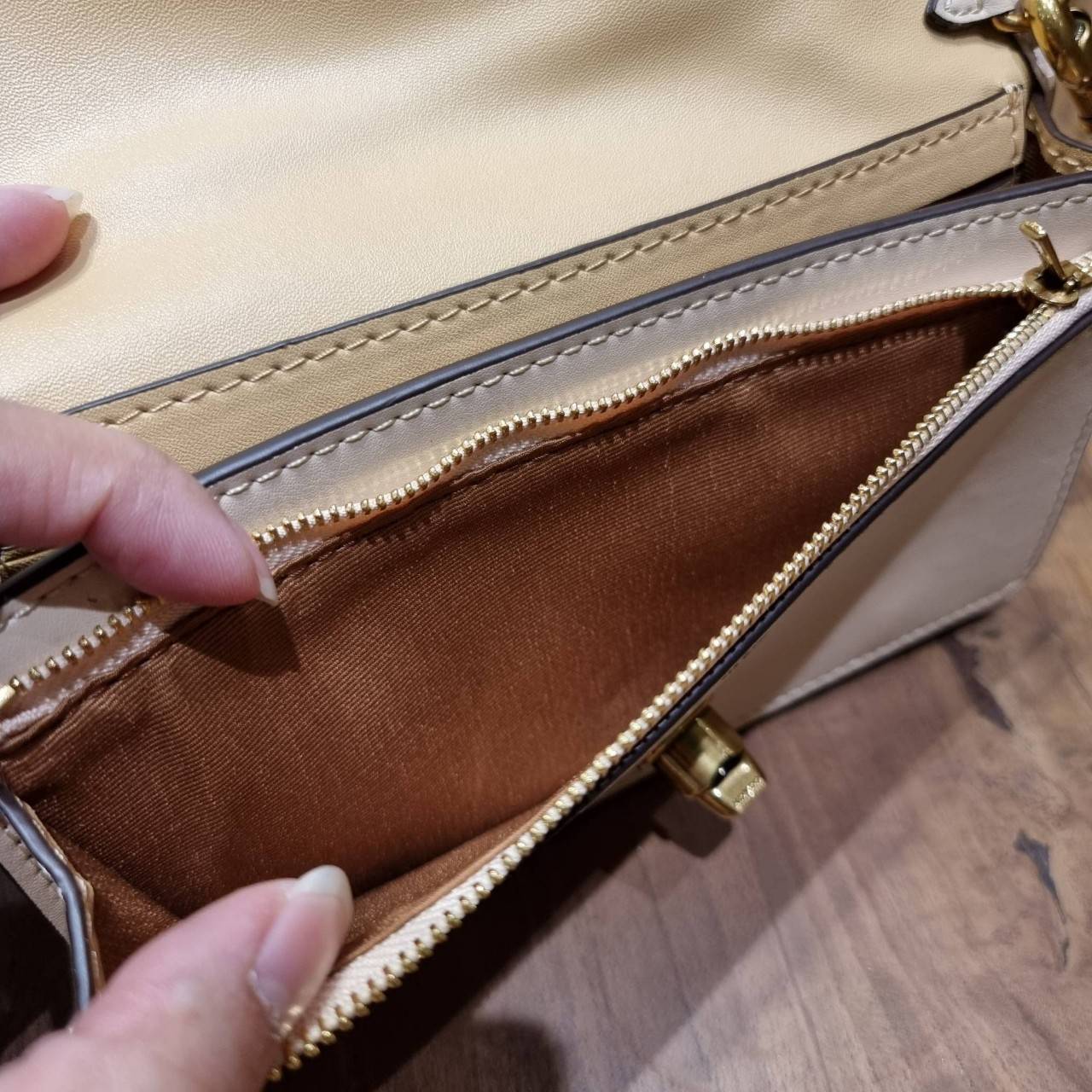 COACH C3824 FOLDOVER CROSSBODY CLUTCH IN SIGNATURE JACQUARD คลัทช์เก๋ๆที่สาวๆตามหา 2IN1 ไปอีกหนึ่ง!! กระเป๋าสะพายทรงคลัชท์ ใช้งานได้ถึง 2 แบบ จะพกเดี่ยวๆแทนกระเป๋าสตางค์ หรือคล้องสายสะพายข้าง สะพายชิคๆคูลๆ ก็ได้อีก มันดีงามมากทุกสี เพราะความละมุนของผ้า ja