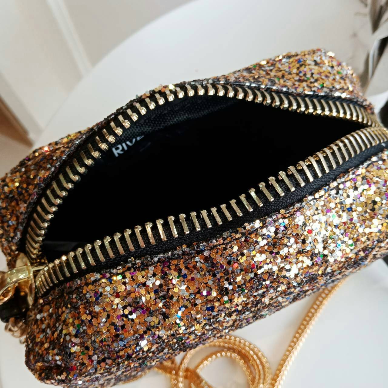 River Island glitter crossbody & cluth bag กระเป๋าทรงสวย ดีไซน์แจากแบรนด์ดัง River Island แบรนด์ดังจาก UK. โดดเด่นด้วยตัวกระเป๋า ประดับ glitter ทั้งใบ สวยโดดเด่น เปิดปิดกระเป๋าด้วยซิป ภายในกว้าง จุได้เยอะ ใส่โทรศัพท์ได้ทุกรุ่น + กระเป๋าสตางค์สั้น ใบนี้จะส