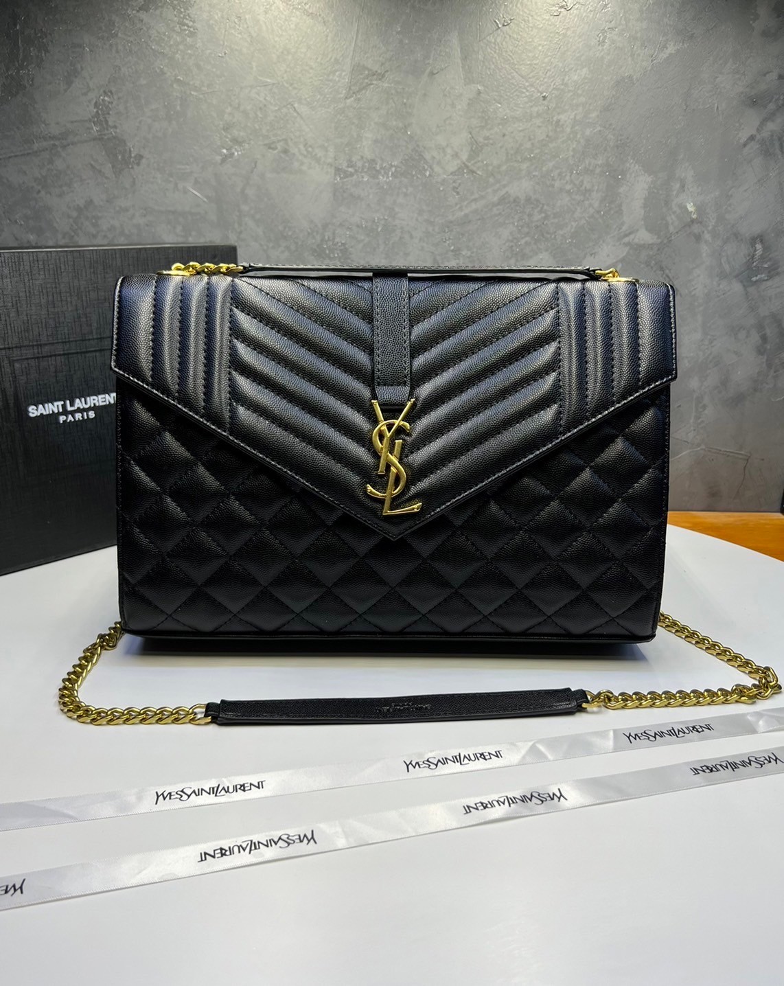 หนังแท้ YSL Saint Laurent Large Cassandra quilted shoulder bag กระเป๋าสะพายใบใหญ่ ดีไซน์ทรงสวยหรู ตอบโจทย์ได้ทุกสไตล์ ภาพสินค้าถ่ายจากงานขายจริง ใช้งานต่างประเทศได้