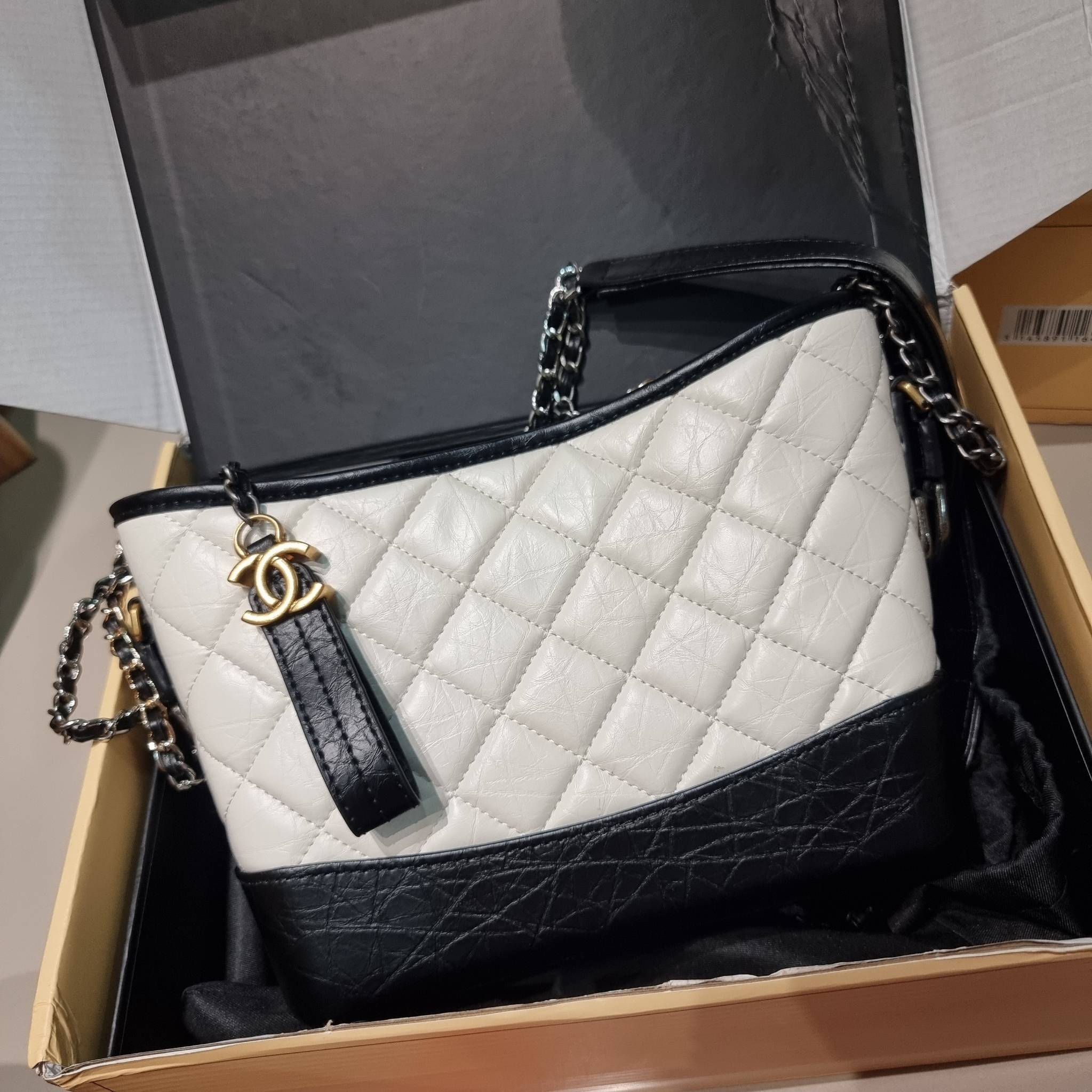 CHANEL Gabrielle Bag Medium สวยคลาสสิค No.1 ต้องยกให้ไอเท็มนี้เท่านั้น กับกระเป๋าสะพายซิกเนเจอร์ ดีไซน์ไม่เหมือนใคร เป็นเอกลักษณ์