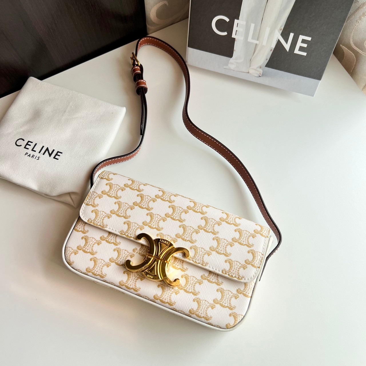 พร้อมส่งที่ไทยแล้วกับ CELINE TRIOMPHE SHOULDER BAG งานหนังเรียบสวยมาก กับสีโทนหวานๆ สาวๆ สายคิ้วห้ามพลาดเลยน้าาา ลวดลายสวยหรู ด้านในเปิดด้วยด้วยที่บีบโลโก้อะไหล่ทอง จุของได้กำลังดี ใส่โทรศัพท์ กระเป๋าสตางค์ใบสั้น ของจุกจิกได้ เหมาะกับสาวๆในวันที่อยากครอสบ