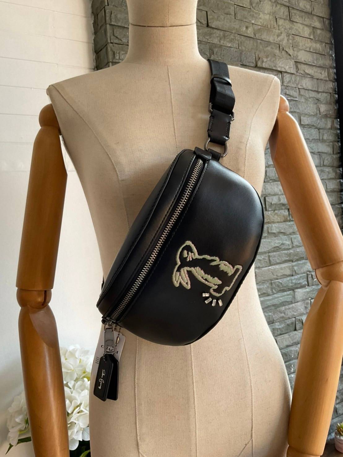 COACH SELENA BELT BAG WITH BUNNY (39315 Pink) / (39316 Black) กระเป๋าสะพาย/คาดอก/คาดเอว รุ่น Limited Edition น่ารักมาก💕 วัสดุหนังแท้ หนังนิ่มอยู่ทรง เปิด-ปิด ด้วยซิป ใส่ Iphone+ กระเป๋าสตางค์ใบสั้น ใส่ของจุกจิกได้ ด้านหลังมีอีก 1 ช่องซิป สายปรับระ