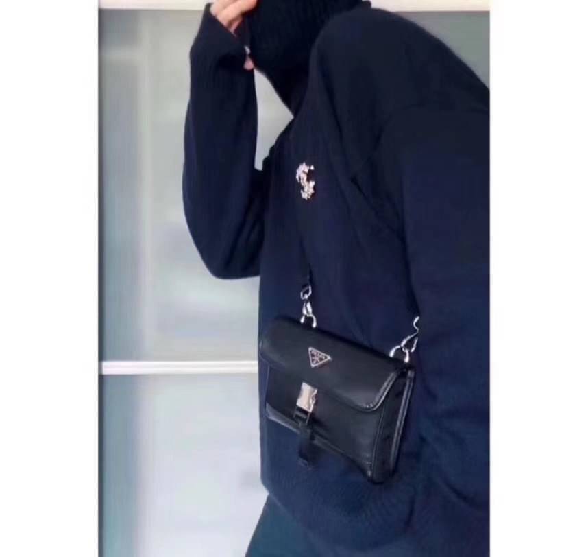 Prada NYLON & Saffiano crossbody bag กระเป๋าสะพายขนาดกำลังน่ารัก วัสดุ NYLON ผสม หนังลาย Saffiano ขนาดกำลังพอดี อยู่ทรง