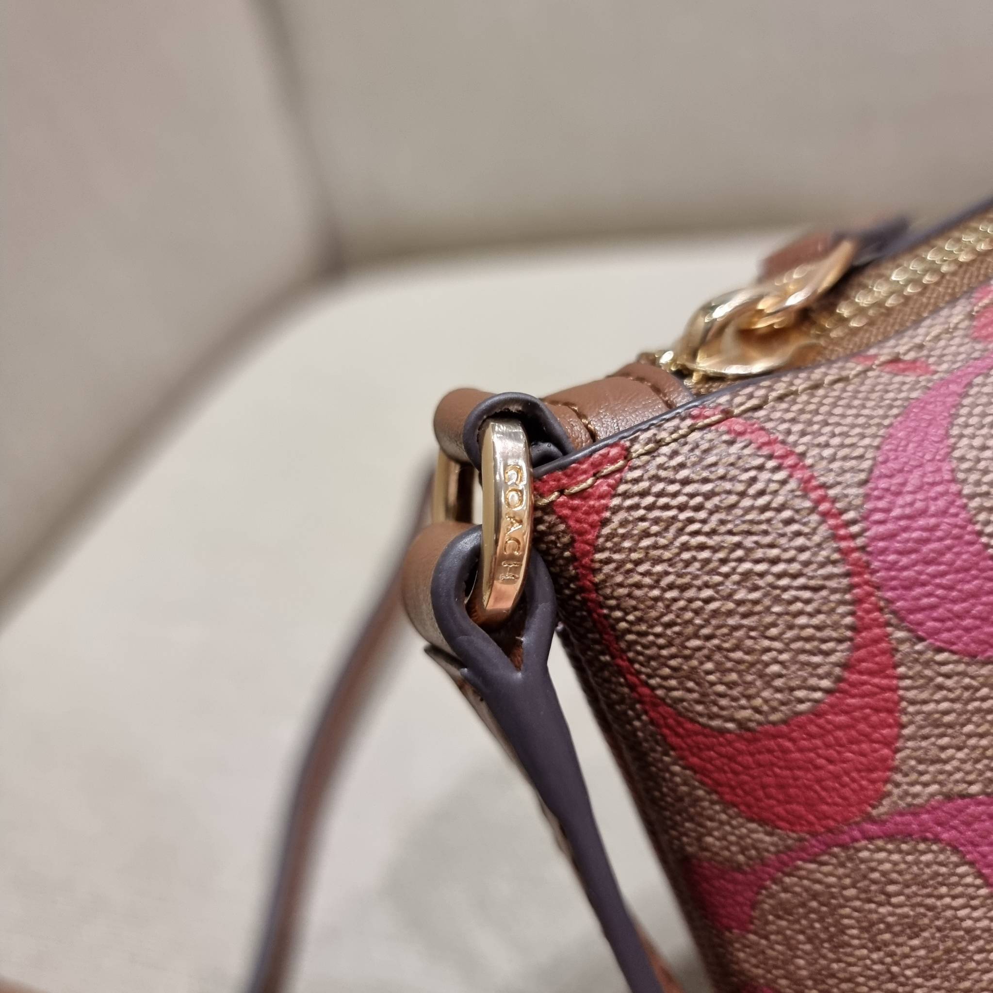 COACH C1653 ZIP TOP CROSSBODY IN RAINBOW SIGNATURE CANVAS คอลเลคชั่นใหม่ ปังและสวยไปอีกหนึ่ง สาวๆตามหาต้องไอเท็มนี้ กระเป๋าสะพายข้าง ใช้งานง่าย สายสะพายในตัว ปรับได้สบายๆ ดีไชน์รูปทรงออกมาคลาสสิค น่าใช้ วัสดุหนังแคนวาส เปิด-ปิดด้วยซิป ภายในเป็นช่องโล่ง มี