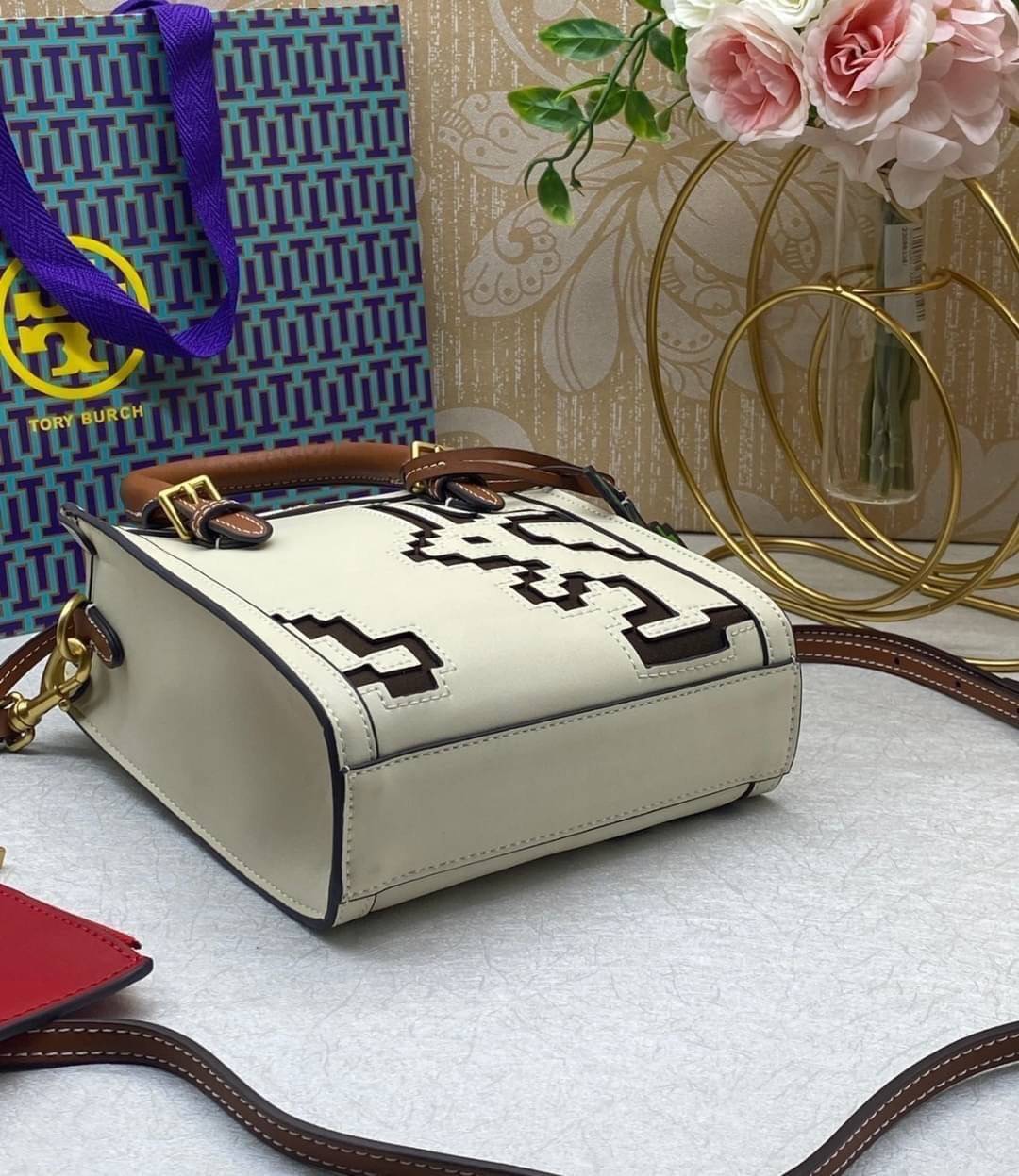 TORY BURCH PIXELATED RABBIT MINI BAG TOTE 🐇 อดใจยังไงไหว น่ารักขนาดนี้ 🥕🥕 กระเป๋าทรงโท้ท ด้านหน้าเป็นรูปกระต่ายอันเป็นสัญลักษณ์ของปีนี้ น่ารักมากๆค่ะ 🥕พร้อมพวงหนังแครอทมาให้อีกหนึ่งพวง