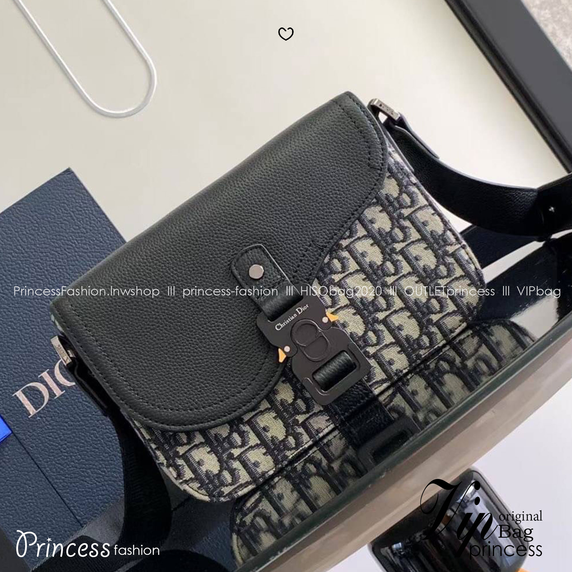DIOR Small Saddle Messenger Bag with Flap / Khaki / Black / Oblique Jacquard with Grained Leather กระเป๋าสะพายทรงแมสเซ็นเจอร์ รุ่นยอดนิยมของท่านชาย เกรดท็อปออริ สลับแท้ 1:1