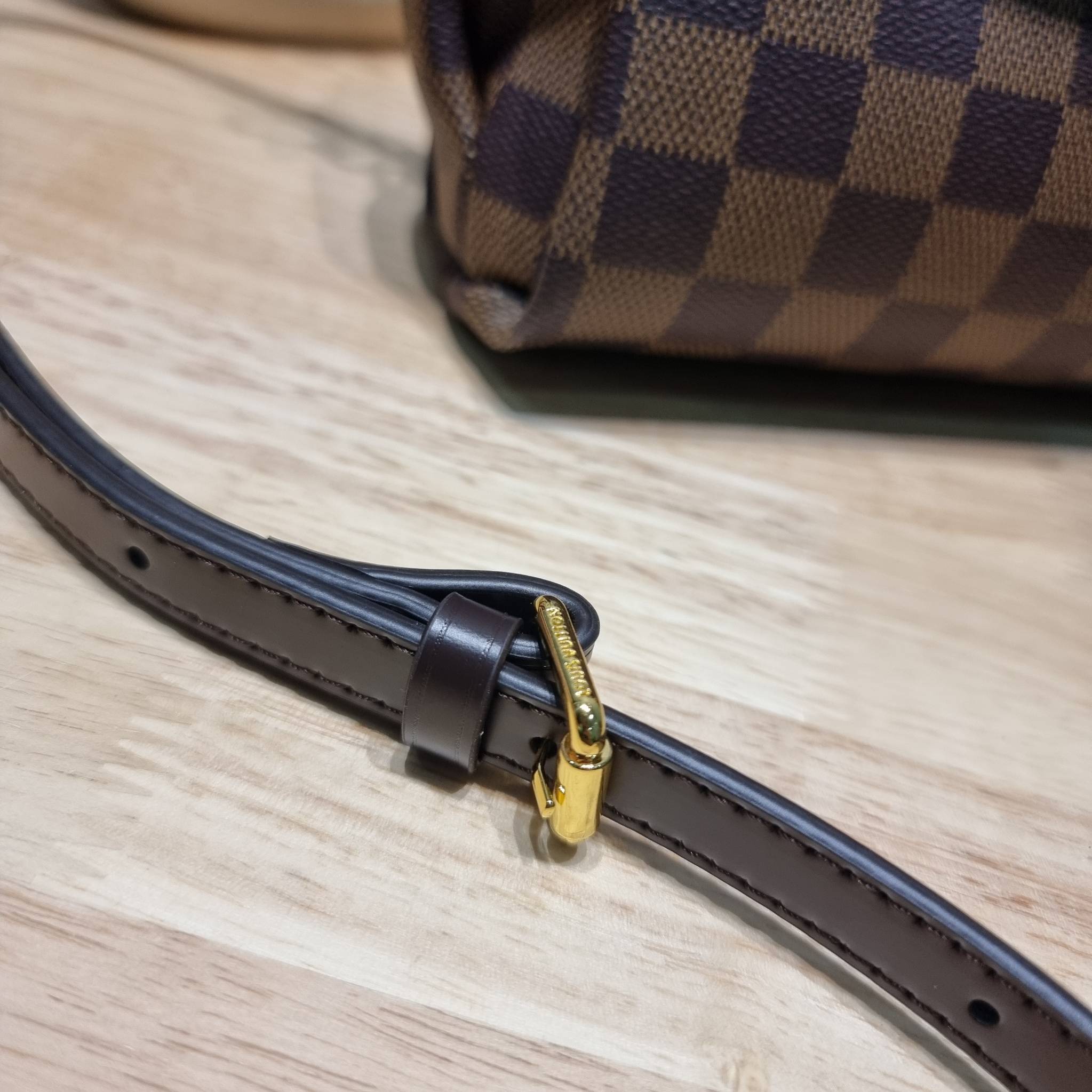 LV CROISETTE CROSSBODY BAG ให้สาวๆได้สวย ในราคาจับต้องได้ กับกระเป๋าสะพายข้าง ดีไซน์ลวดลายตารางเอกลักษณ์ คลาสสิคแต่ดูผู้ดี วัสดุหนังแคนวาส เปิด-ปิดด้วยตัวล็อคแน่นหนา ภายในโล่งกว้าง ใส่ของสำคัญได้ครบถ้วน สายสะพายถอดออกได้ ปรับได้ มีหูจับในตัว ถือเก๋ๆ หรือจ