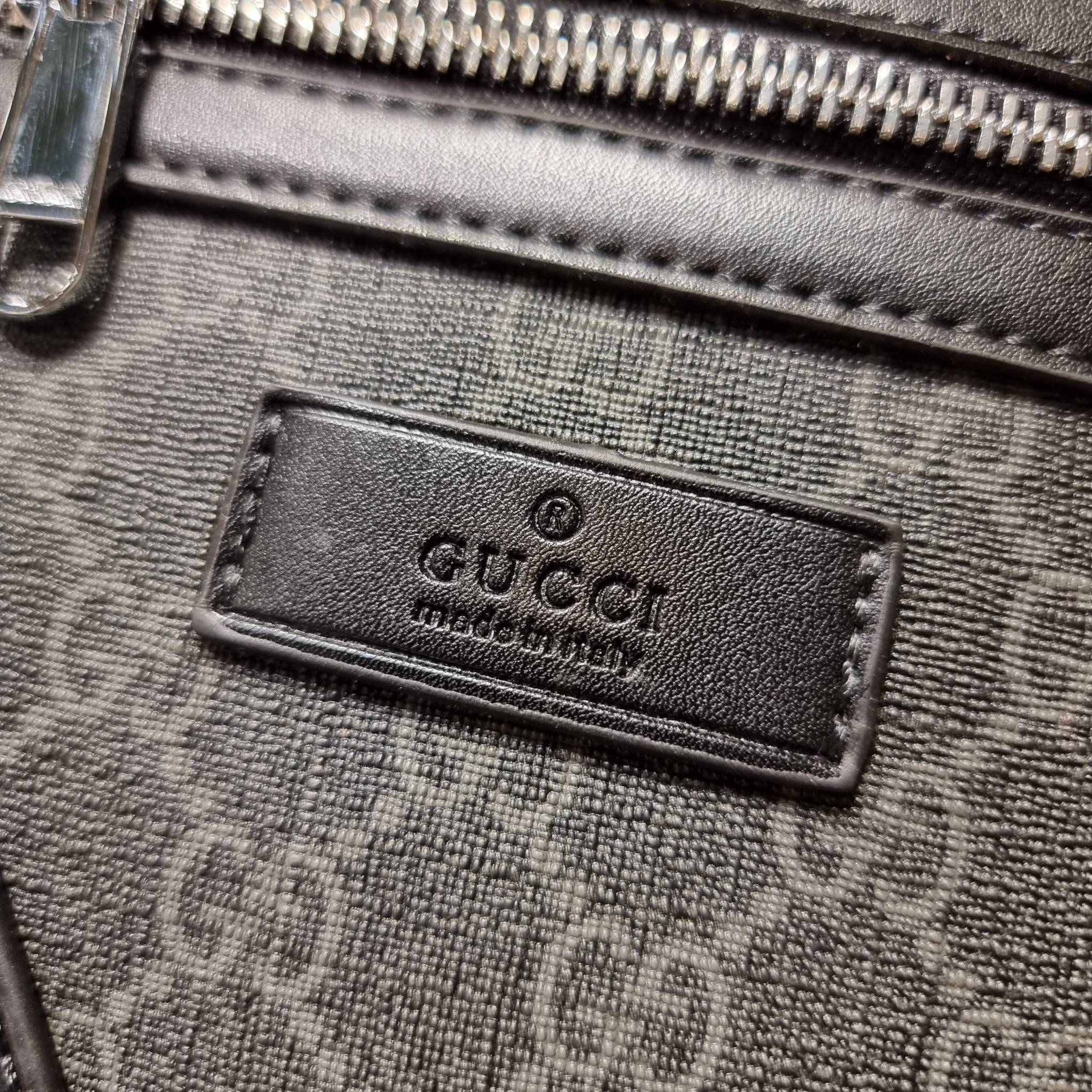 VIP 】GC VIP MINI MESSENGER CROSSBODY BAG กระเป๋าสะพายข้างพรีเมี่ยมลุคสปอร์ต เรียบแต่แอบหรู ไซส์มินิ น่าใช้!! วัสดุหนังแคนวาส ไม่ต้องห่วงเรื่องความทนทาน ✔️ ตกแต่งสายคาดหรู เท่ ดีไซน์สีตามสัญลักษณ์แบรนด์ เข้ากันมากๆ!! เปิด-ปิดด้วยซิป ด้านหน้ามีช่องซิ