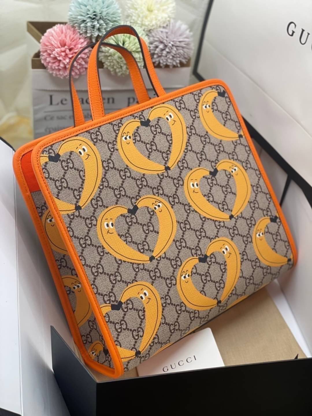 Ori GUCCI Children's tote bag GG kids ที่สุดของความน่ารัก ลิมิเต็ดแบบไม่มีเอาท์ สาวๆสายหวานไม่ควรพลาดด้วยประการทั้งปวงเลยค่าา หนังแท้เกรดดีที่สุด พิมพ์ลายแบรนด์รอบใบเทคเจอร์สวยอยู่ทรง ภายในมีโลโก้กว้างและจุสุดๆใส่สัมภาระได้เยอะ ภาพถ่ายจ