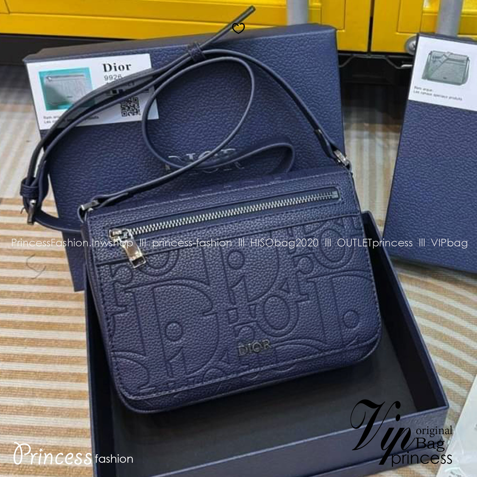 DIOR Messenger Bag with Flap กระเป๋าสะพายทรงแมสเซ็นเจอร์ รูปทรงใหม่ทันสมัย ปั้มลายแบรนด์สง่างามเหนือกาลเวลา ใหม่ล่าสุด ไอเท็มที่หนุ่มๆต้องไม่พลาด -- [รับตัวแทนกระเป๋า]