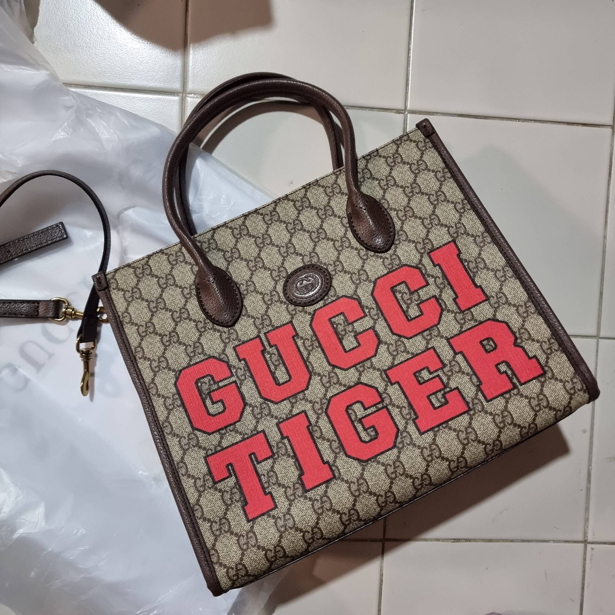GUCCI Tiger GG small tote ใบใหญ่ ร้อนแรงไฟลุก!! ต้อนรับปีเสืออย่างเป็นทางการ จัดให้แบบเลิศๆ กับกระเป๋าทรงโท้ท วีไอพีพรีเมี่ยมกิ๊ฟ ไซส์ใหญ่ โดดเด่นด้วยจัมโบ้ฟอนท์ สวยเอกลักษณ์ วัสดุหนังแคนวาส ภายในโล่งกว้างมาก ใส่ของแบบแน่นๆ จุๆไปได้เลย หมดห่วง!! และยังมีส