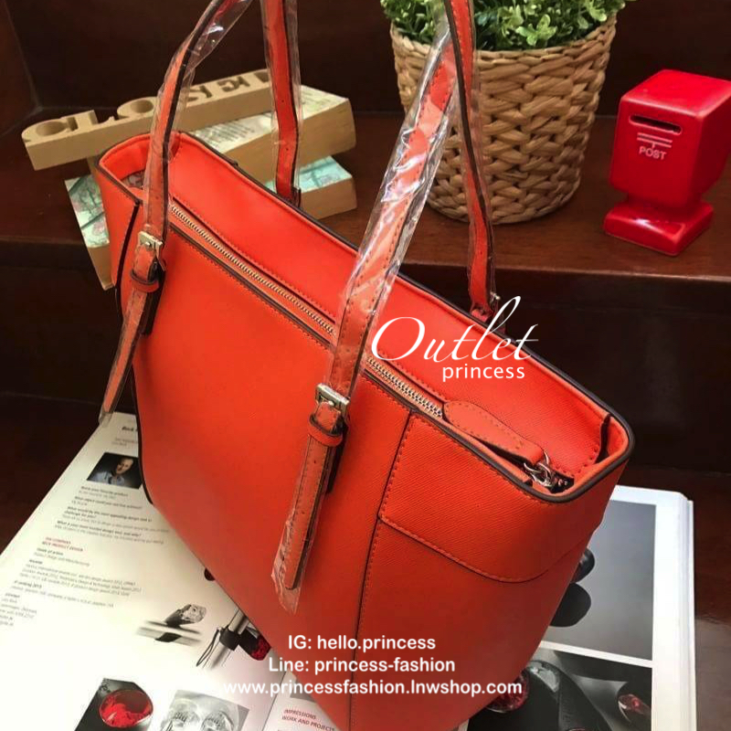 GUESS SHOPPER BAG กระเป๋าถือทรง Tote วัสดุหนังลาย Saffiano สวยอยู่ทรงสไตล์ PRADA ขนาดใหญ่ น้ำหนักเบา ด้านหน้าปั้มโลโก้แบรนด์ ประดับโลหะTAG โลโก้ตัว G อะไหล่เงินที่หูกระเป๋าถอดเเยกใช้ได้ เปิดปิดด้วยซิปเดียวใช้งานง่ายภายในมีsignature ยังมีช่องซิปและช่องเล็ก