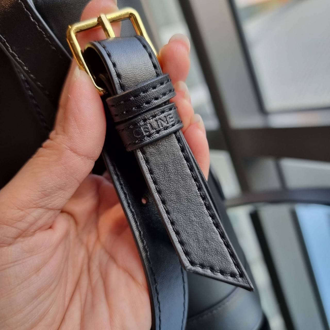 VIP 】CELINE BUCKET BAG CUIR TRIOMPHE คอลเลคชั่นใหม่ ฮิตข้ามปี กับกระเป๋าสะพายทรงถัง ใช้งานง่ายที่สุด สายสะพายในตัว ปรับใช้ได้เลย วัสดุหนังวัว เรียบหรู ผู้ดีไปอีก โดดเด่นด้วยโลโก้เอกลักษณ์ มีกระดุมปิดที่ปากกระเป๋า ภายในโล่งกว้าง ใส่ของแบบจุๆไปเลย เป็นรุ่นท