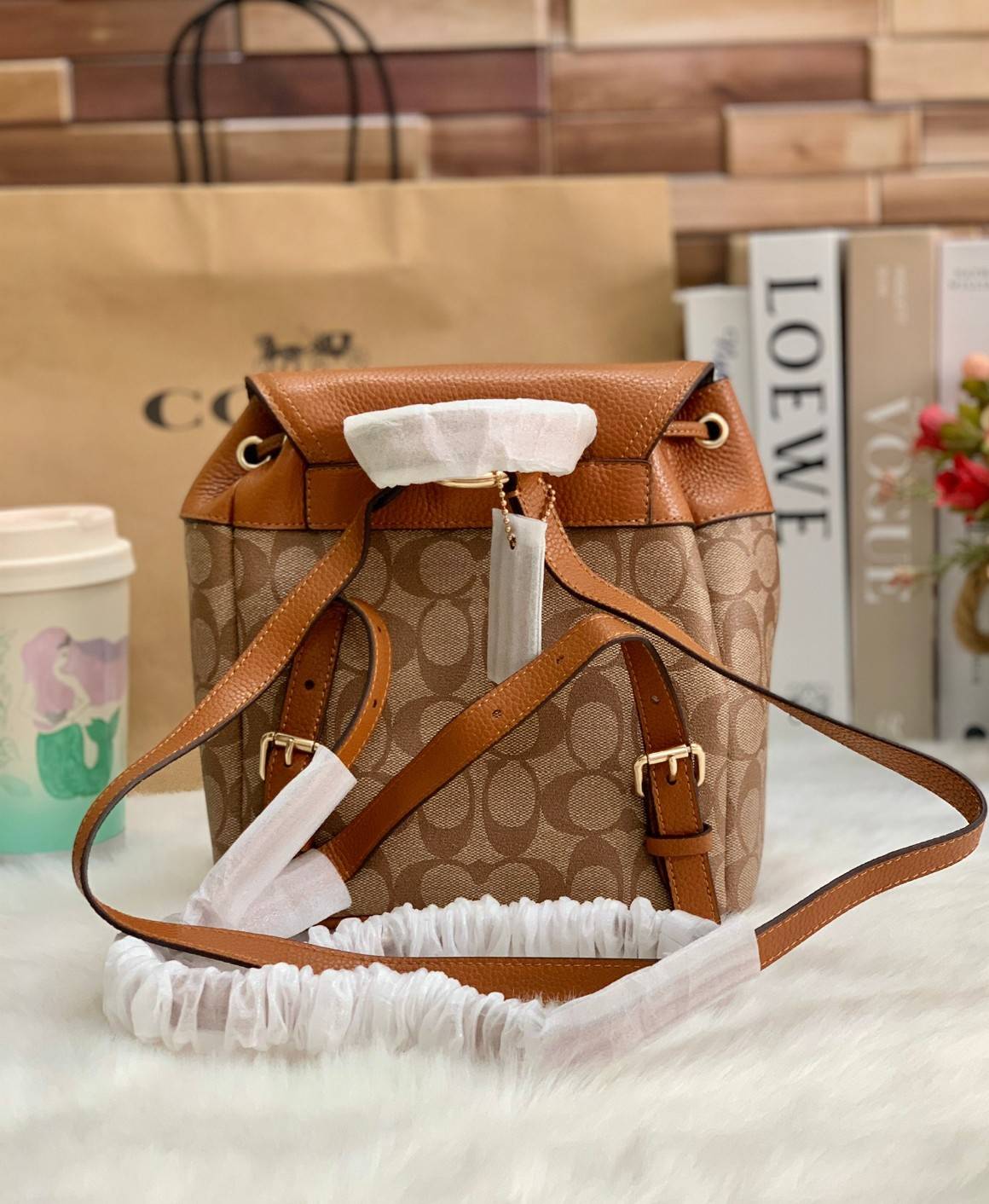 COACH PENNIE BACKPACK 22 ((C4122)) พร้อมส่งที่ไทย ห้ามพลาดค่าา! กระเป๋าสะพายหลังแบบมีหูกิ้ว วัสดุเดนิมอย่างดีนิ่ม+หนังแท้ ได้สวยงามลงตัว นำ้หนักเบา ทรงสวยน่ารักมากๆค่ะ ด้านหน้ามีช่องกระเป๋าเล็กใส่ของจุกจิก ปากกระเป๋าแบบหูรูด ภายในกระเป๋าโล่ง กว้าง สามารถใ