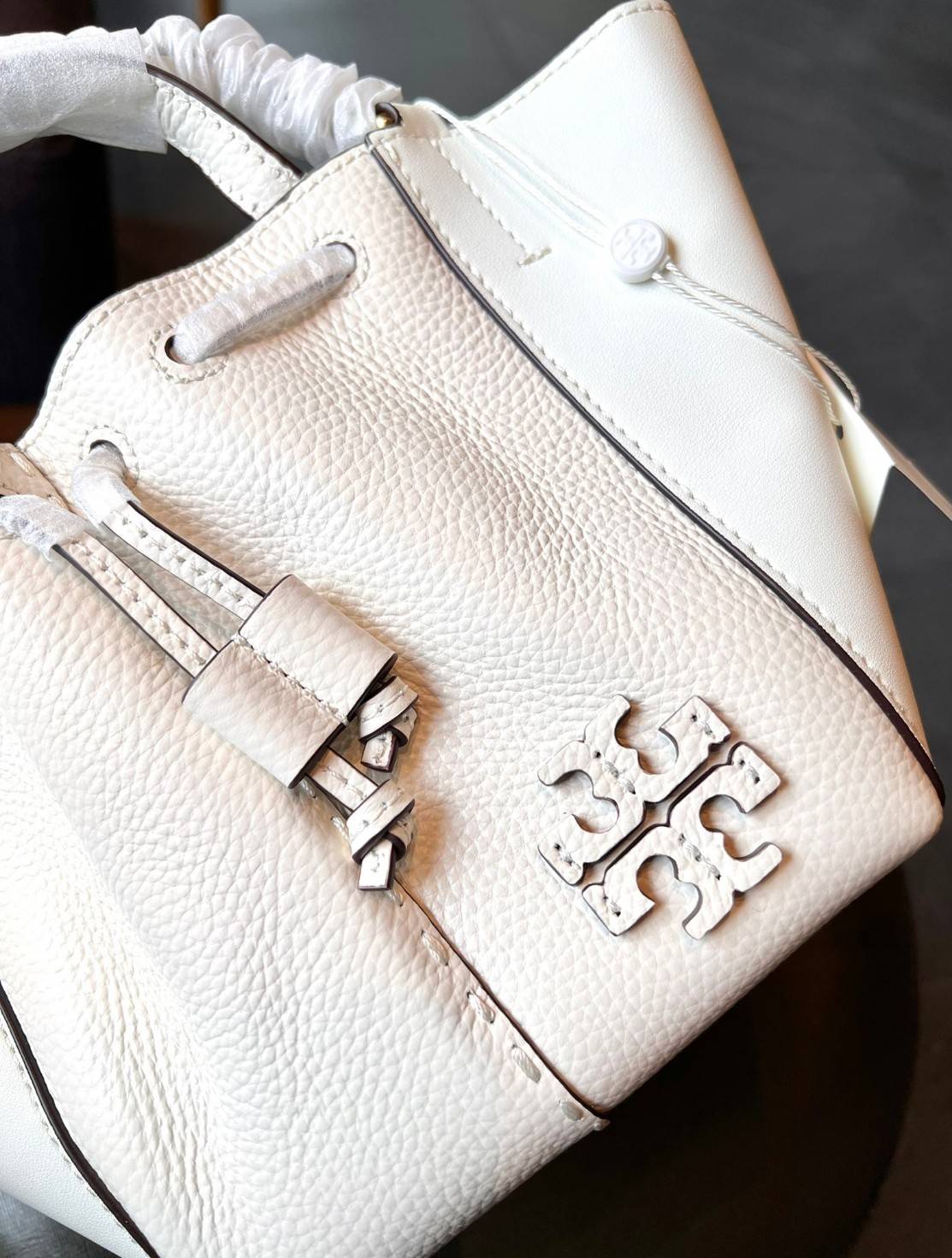 TORY BURCH MCGRAW DRAGONFLY MINI SATCHEL ((90474)) พร้อมส่งที่ไทย แนะนำต้องมีติดตัว สวยมากๆ! กระเป๋าหิ้วหรือสะพายข้างได้ หนังแกะนิ่มสวย อย่างดีเลยค่ะ ดีเทลด้านหน้าแบบหูรูด ปากกระเป๋าเปิดปิดแบบกระดุมแปลก ภายในโล่งกว้าง ใส่ของได้ครบครันหายห่วงค่ะ; มีช่องให้