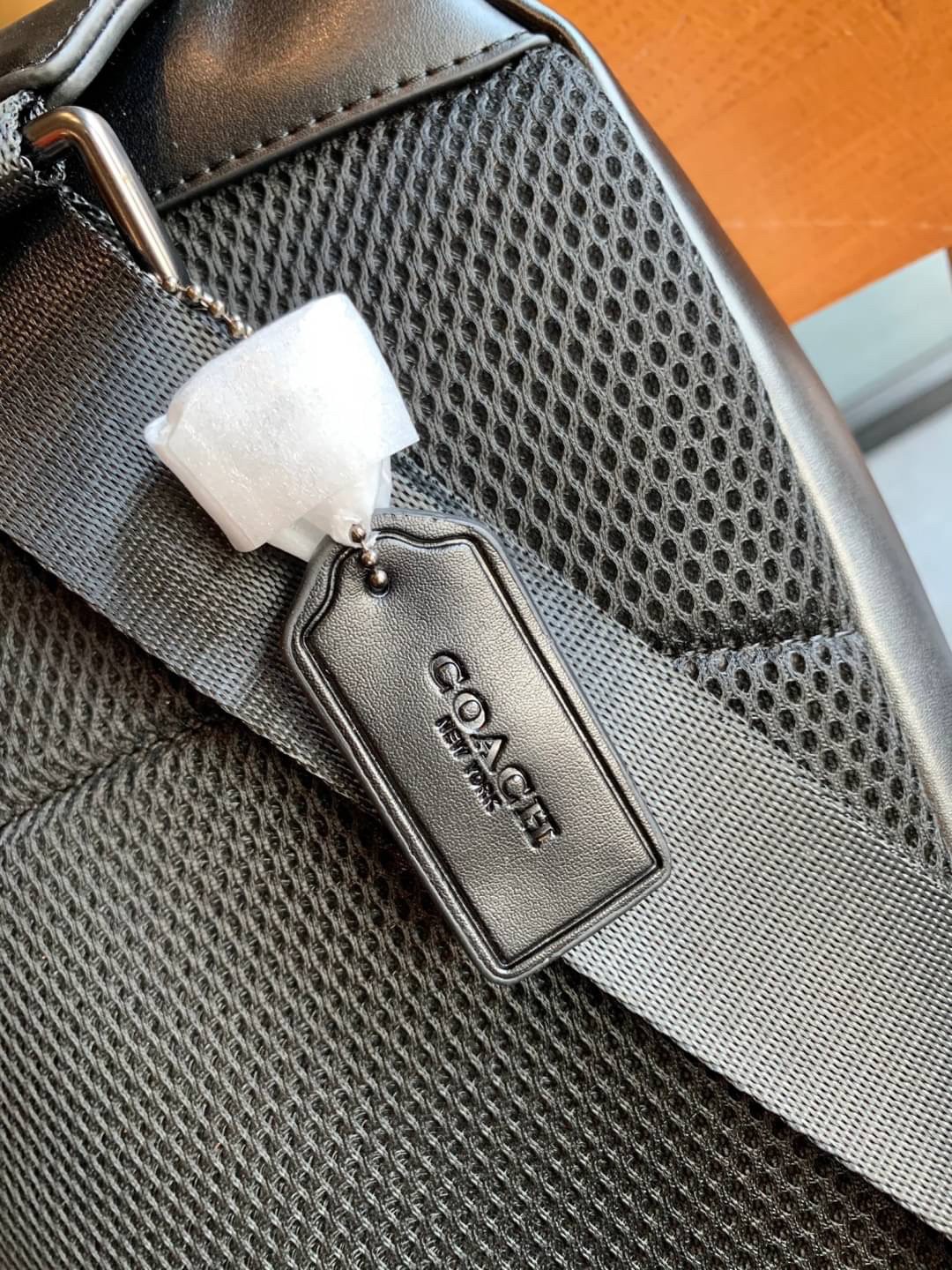 COACH CHARLES PACK IN SIGNATURE ((39942)) กระเป๋าคาดด้านหลัง//หรือคาดอกด้านหน้า ตามความชอบเลยค่ะ หนังแท้สวย ด้านหน้ามีให้หนึ่งช่องซิปใส่มือถือลงไปได้ค่ะ ช่องหลักแบบซิปคู่ ภายในโล่งลึกใส่สัมภาระจำเป็นในชีวิตประจำวันได้เยอะเลยนะคะ;มีช่องโล่งให้ใส่ของจุกจิกอ