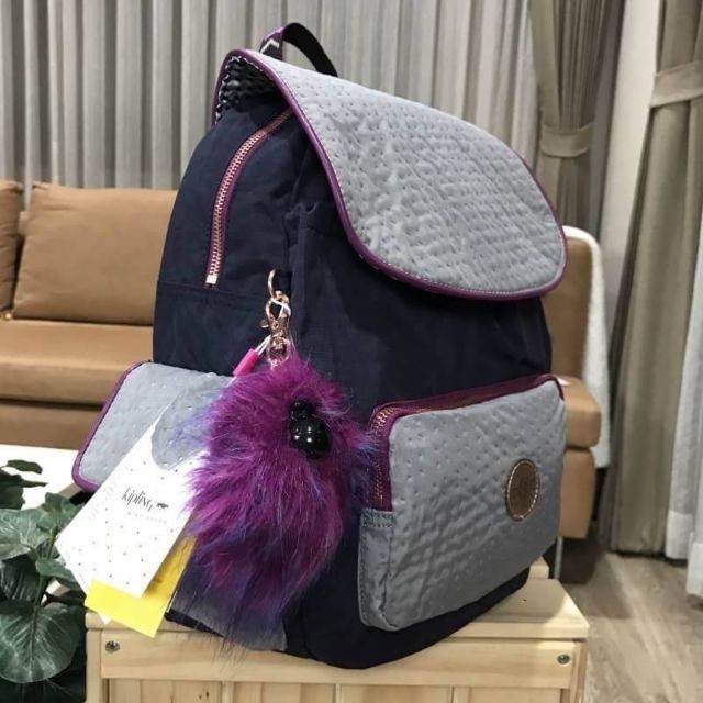 Kipling City Pack S K14275 Kipling มาพร้อมดีไซน์ทันสมัย สนุกสนาน ใช้งานได้อย่างคล่องตัว ด้วยสีและลายสุดคลาสสิก โดดเด่นด้วยพื้นที่ภายในและช่องต่างๆ ที่ให้คุณจัดเก็บของสำคัญได้ครบถ้วน