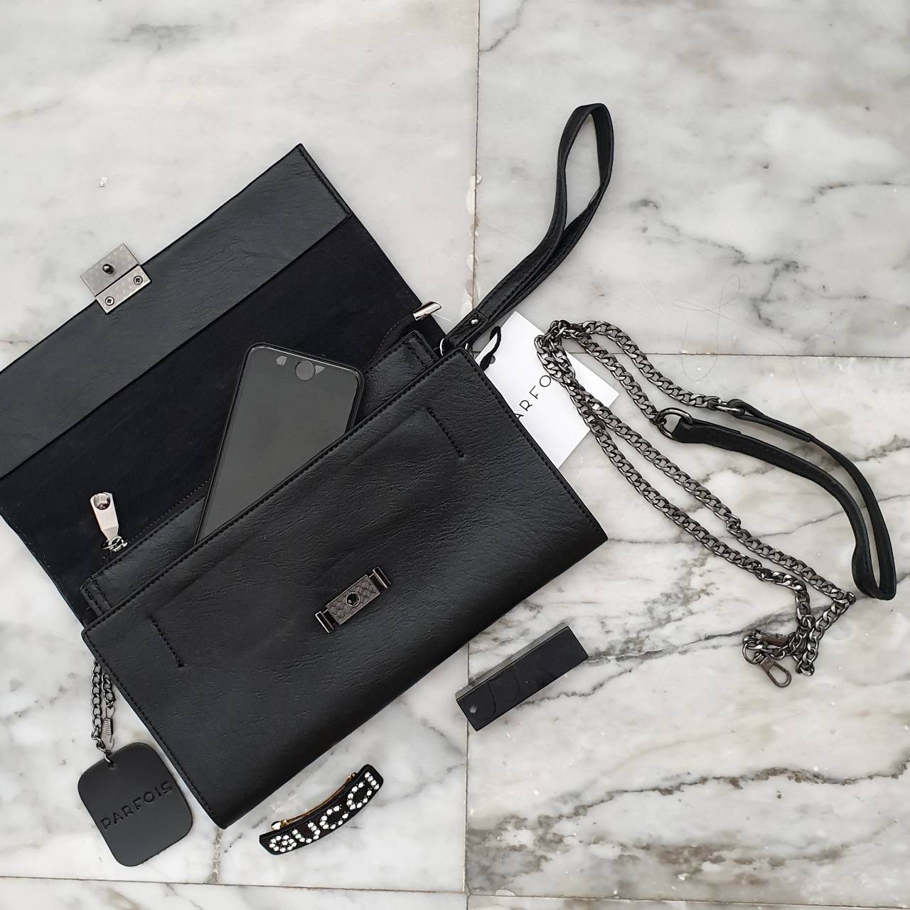 🌵รุ่นมาใหม่งานสวยมาก หนังนิ๊ม นิ่ม *หนังวัวแท้ เอาใจสาวๆ ที่ต้องการหากระเป๋าสะพายทรงนี้ สีดำ อะไหล่ดำ เรียบหรูมากคะ จากแบรนด์ Parfois ตัวกระเป๋าสะพาย ปรับเก็บสายถือเป็น clutch bag ได้คะ มีสายคล้องข้อมือ ขนาดกะทัดรัด พร้อมช่องแยกเก็บของช่องใหญ่ ใส่